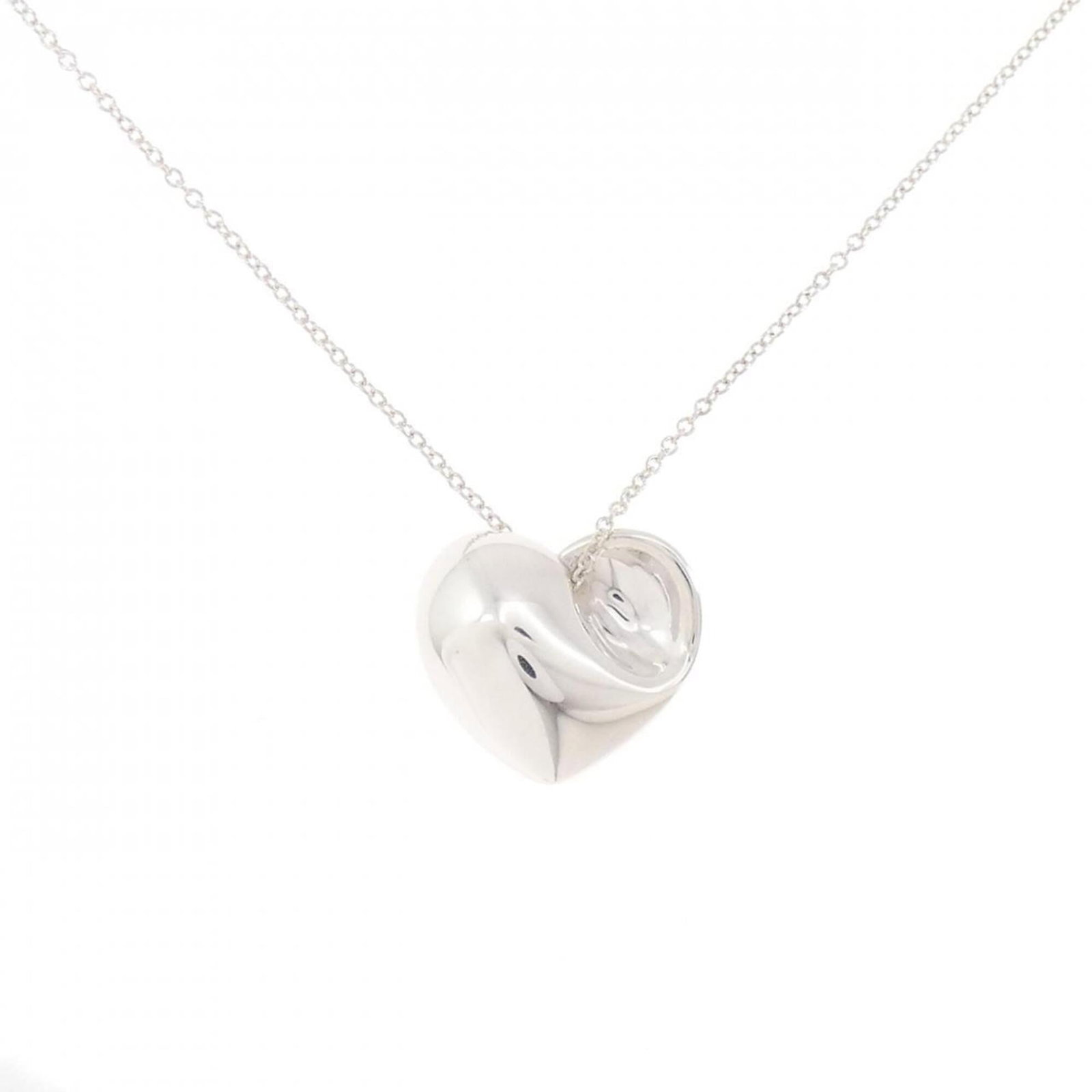 Tiffany 925 Necklace: Tiffany 925 Necklace Tiffany 925 Necklace, featuring a beautiful silver pendant with a subtle shine. This elegant necklace boasts a classic design and measures 41 cm in circumference, making it suitab