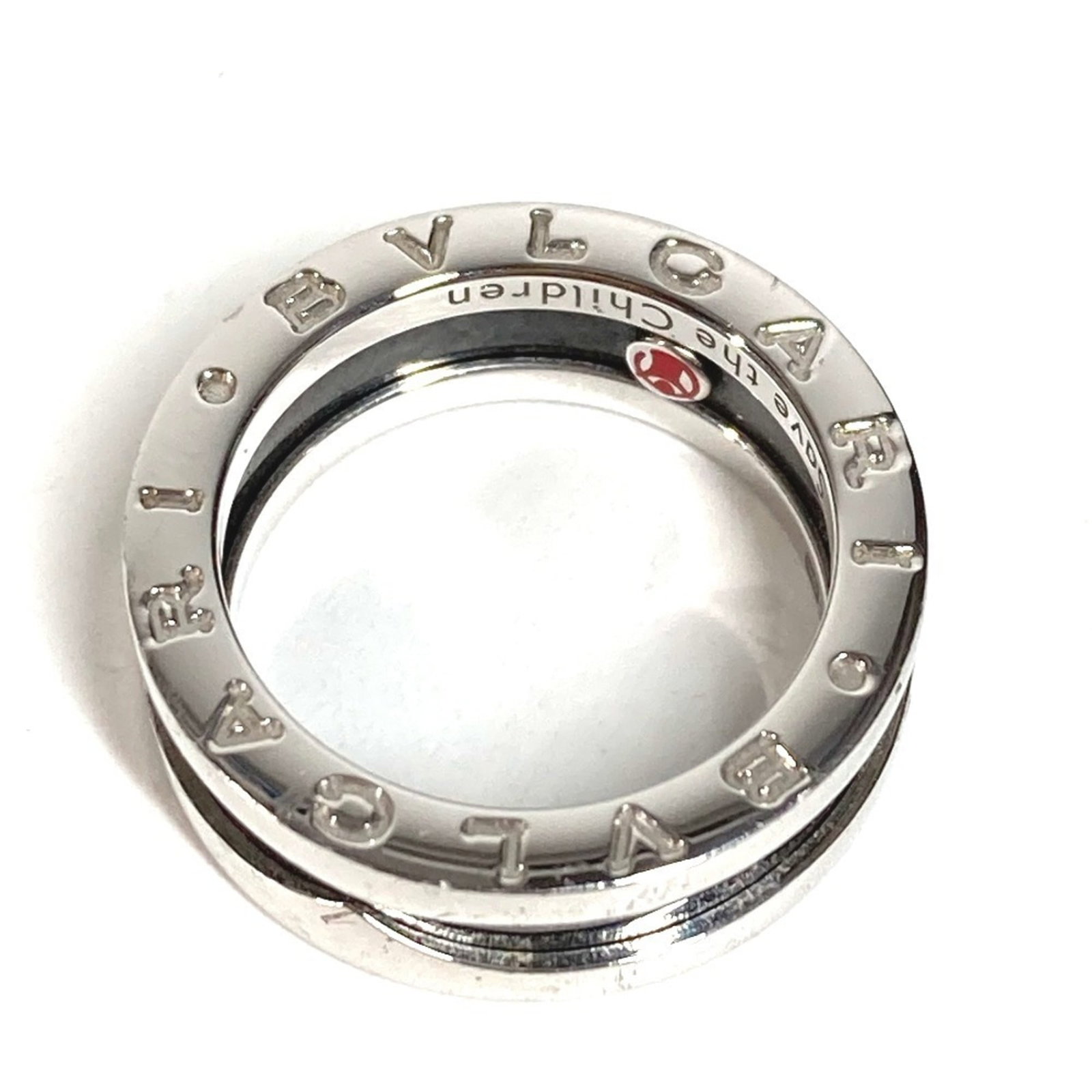 Ring Band Bvlgari Silver 925: Ring Band Bvlgari Silver 925 The Bvlgari Silver 925 Ring Band is a sleek and sophisticated accessory, featuring a striking silver finish. With its classic design and durable construction, it's a versa