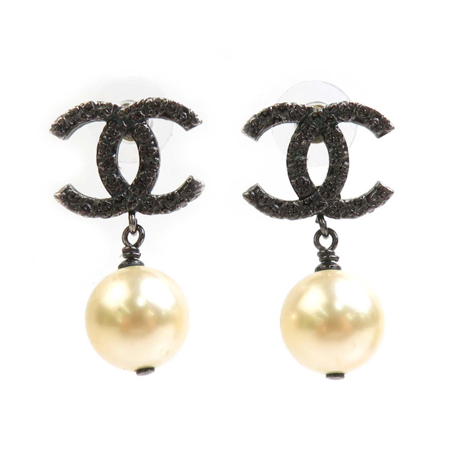 Chanel Drop Earrings Artificial Pearl Metal: Chanel Drop Earrings Artificial Pearl Metal Artificial pearl and metal drop earrings from Chanel, featuring gunmetal and off-white tones. The earrings have a distinctive 32mm x 14mm size and show
