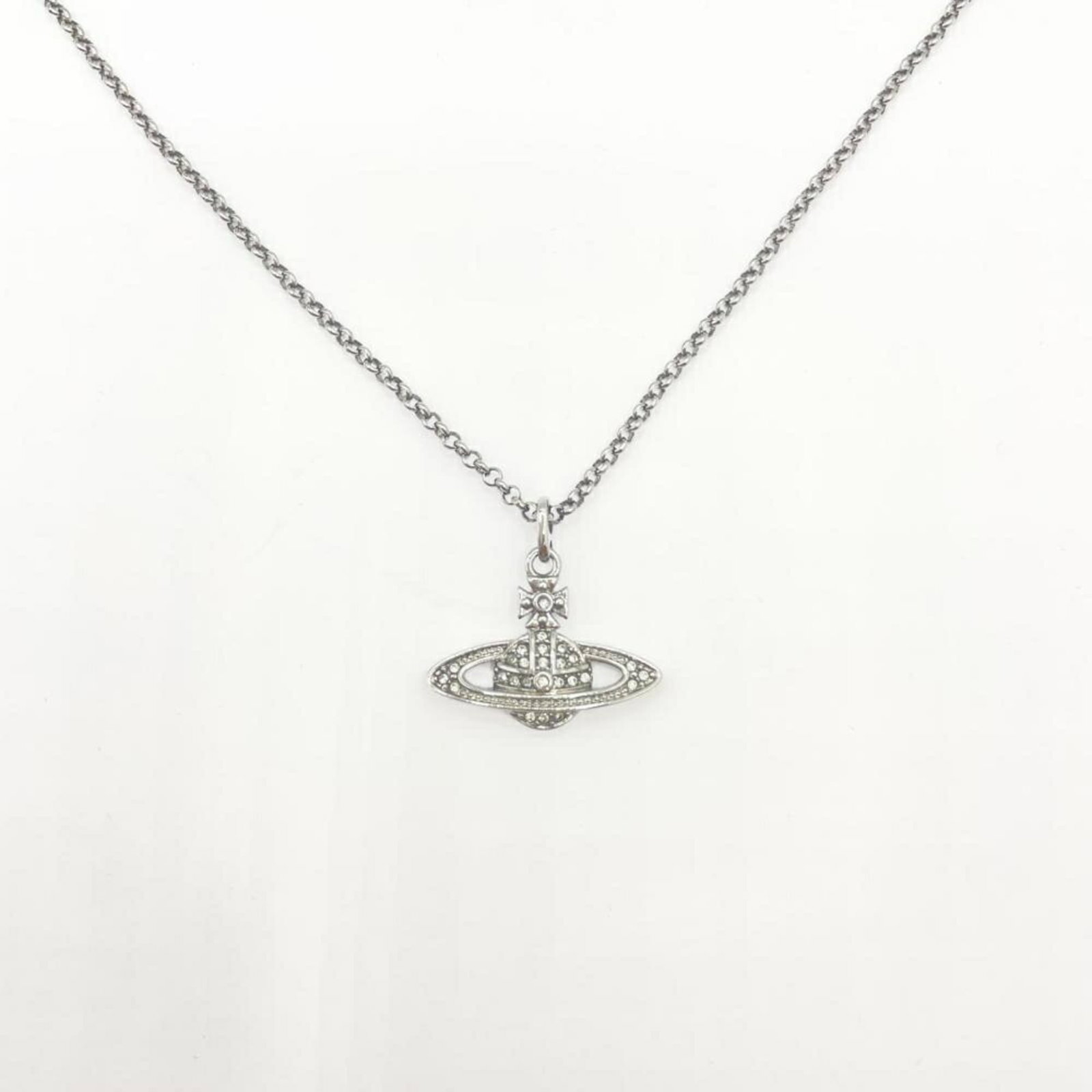 Westwood Mini Vivienne Necklace Bar Lelief: Westwood Mini Vivienne Necklace Bar Lelief The Westwood Mini Vivienne Necklace Bar Lelief boasts a sleek silver design, featuring a striking bar pendant with a subtle shine. This miniature necklace