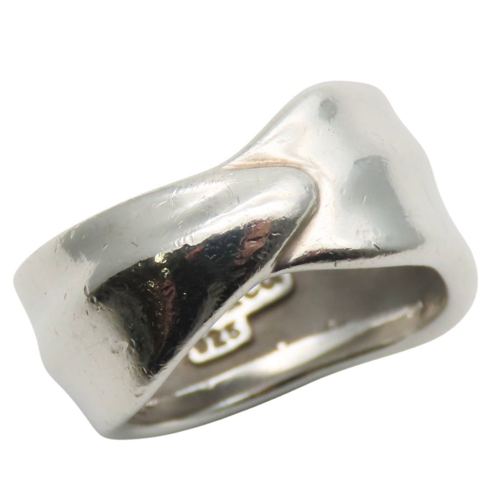Tiffany Band Ring Silver 925: Tiffany Band Ring Silver 925 Silver 925 band ring from Tiffany, featuring a classic design with subtle wear and minor scratches. This used item retains its original silver finish despite some signs