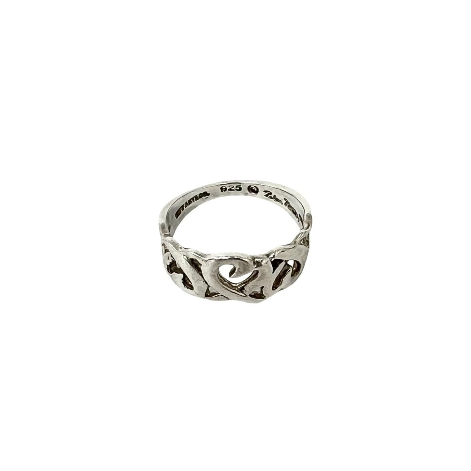 Tiffany Band Ring Silver 925: Tiffany Band Ring Silver 925 Silver 925 band ring from Tiffany, featuring a classic design with subtle wear and minor scratches. This used ring is in good condition, showing signs of previous use. A
