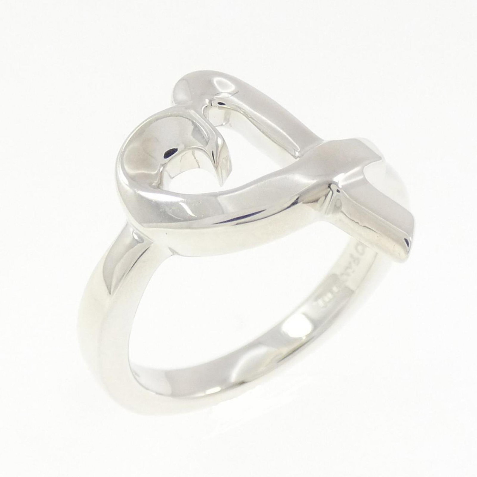 Tiffany Band Ring Silver 925: Tiffany Band Ring Silver 925 Silver 925 Tiffany band ring with a sleek design, crafted from high-quality silver. This used item has hardly any traces of usage and is in like new condition, making it a