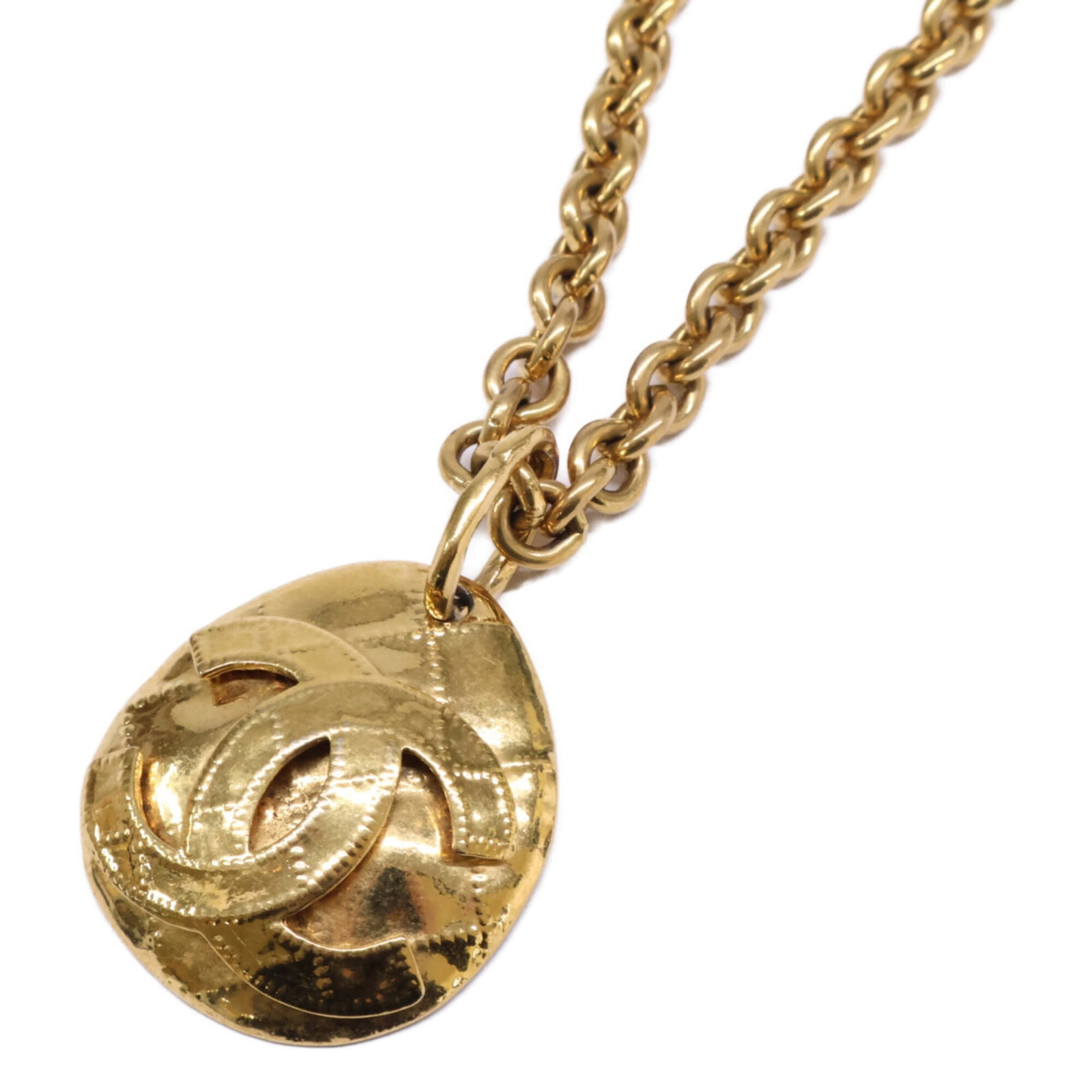 Chain necklace women's gold mark coco Chanel 94P: Chain necklace women's gold mark coco Chanel 94P Chain necklace in gold plating, featuring the iconic Coco Chanel mark, with a pendant size of 42mm x 38mm. The necklace has a chain circumference of 78