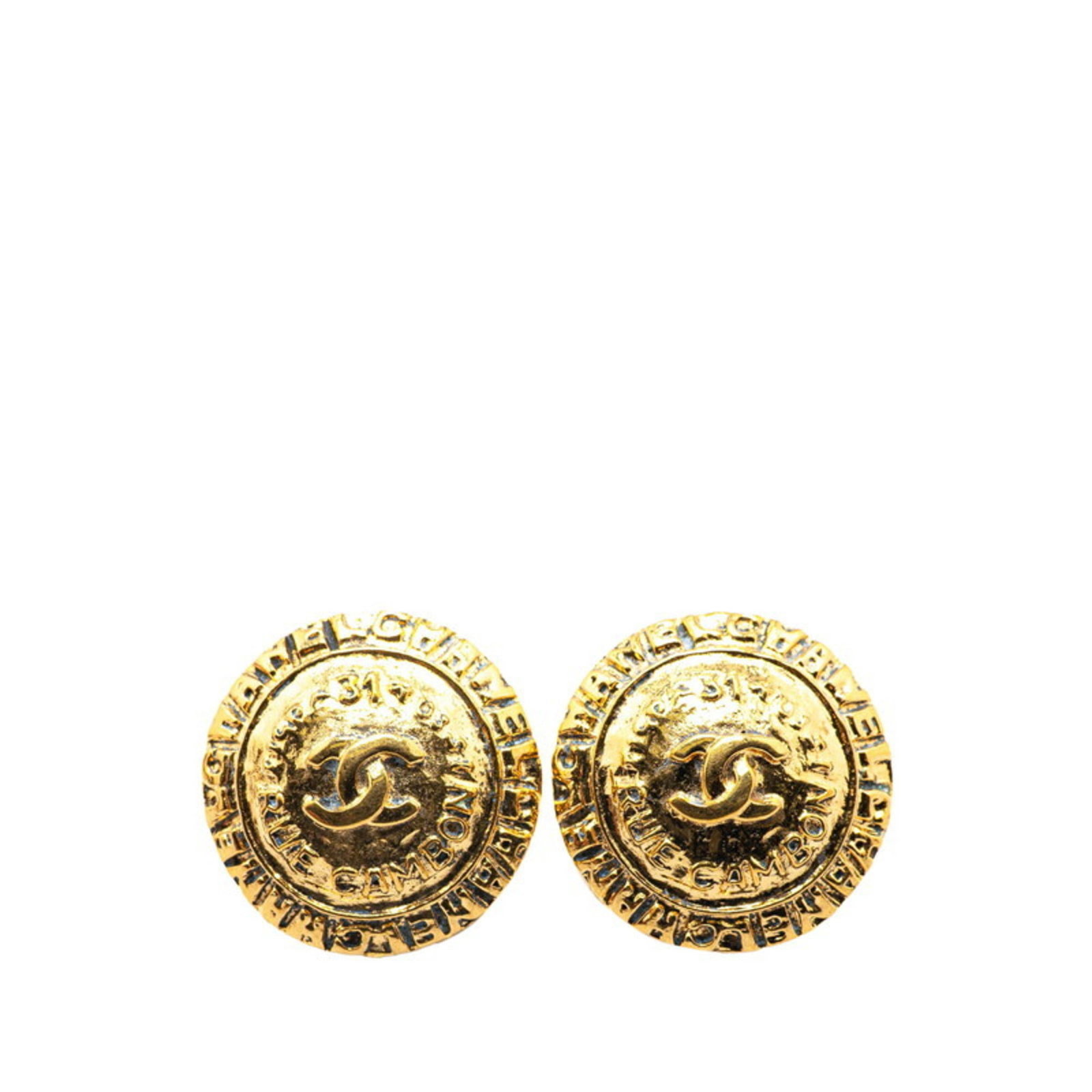 Clip earrings gold plating by Chanel: Clip earrings gold plating by Chanel Gold plating clip earrings from Chanel, bearing traces of usage and minor scratches. These 26.50mm x 25.90mm gold plated earrings are in good condition, with visib