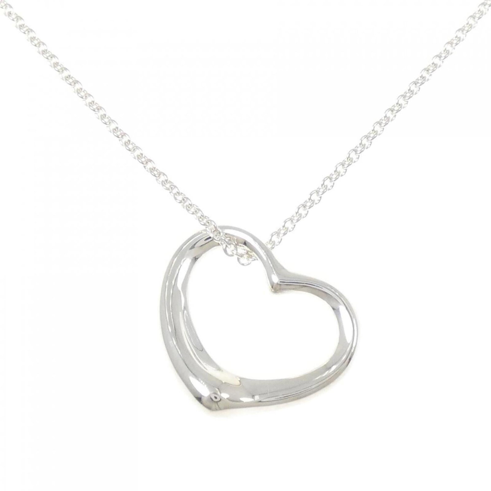 Heart Open Tiffany Necklace: Heart Open Tiffany Necklace The Heart Open Tiffany Necklace is a beautiful silver pendant featuring a striking design. With its 42 cm chain and 21.2mm x 20.4mm pendant, it's a lovely addition to any j
