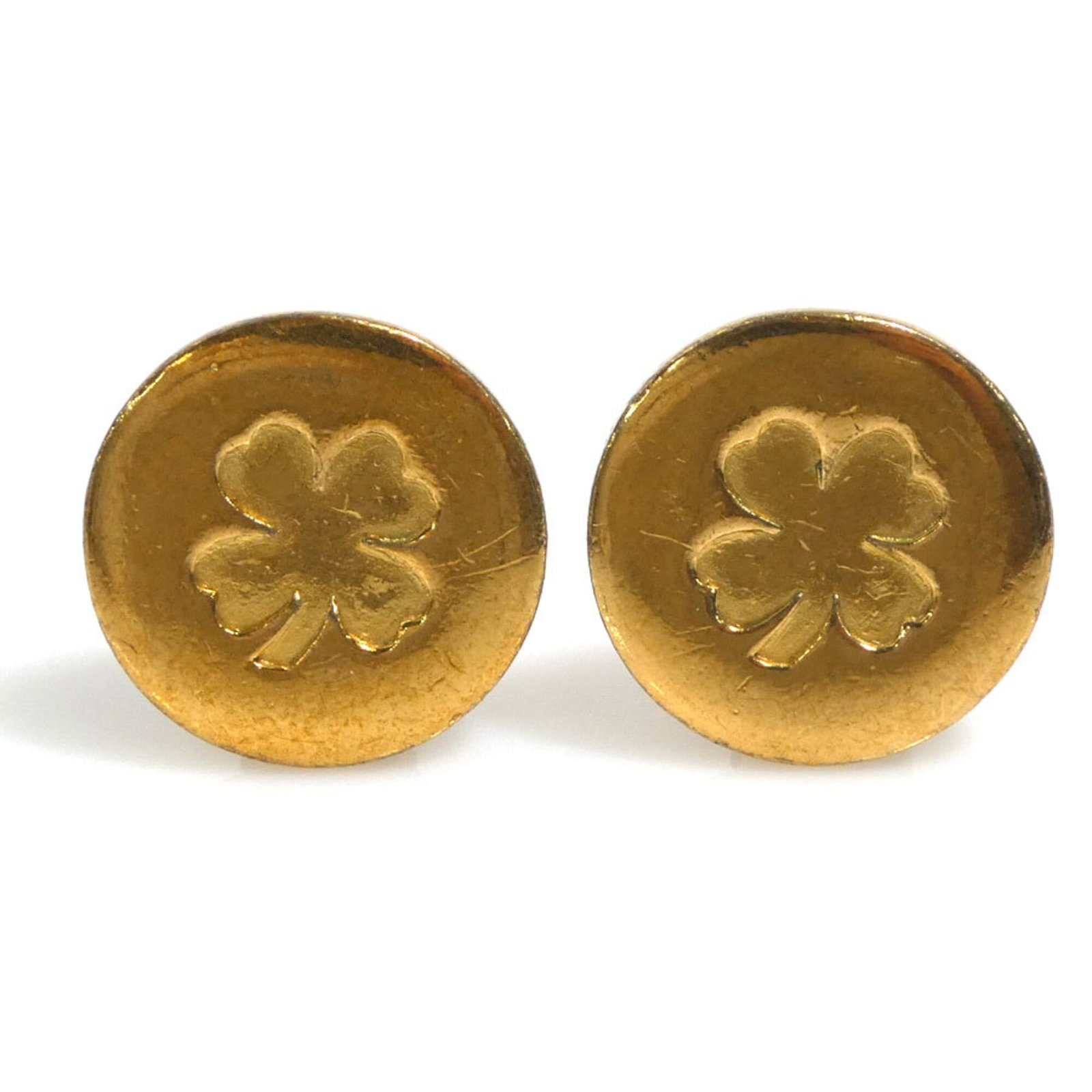 Clip earrings metal by Chanel: Clip earrings metal by Chanel Gold clip earrings by Chanel, bearing traces of usage and minor scratches. These metal earrings are in good condition despite showing signs of wear. The classic design re