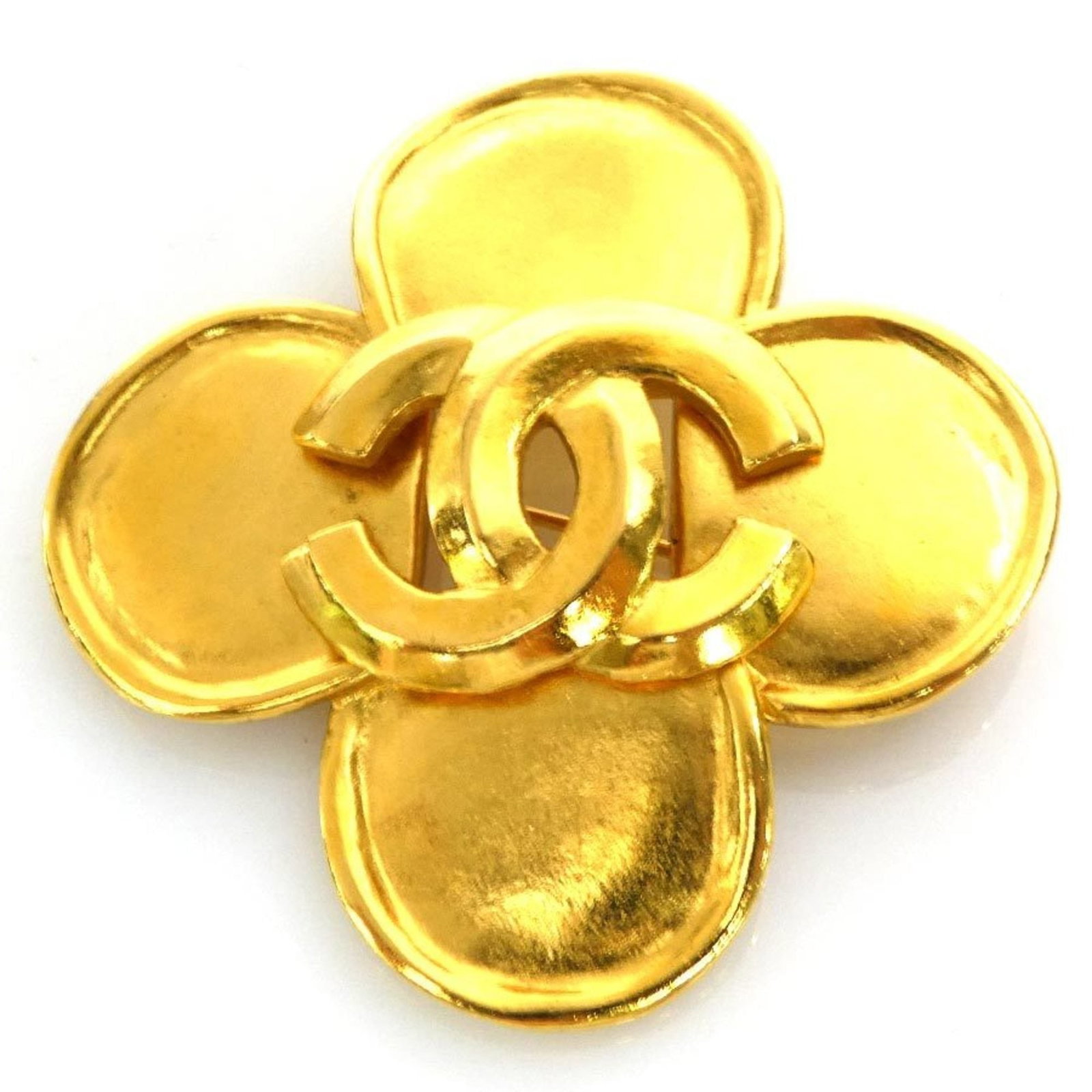 Metal brooch by Chanel: Metal brooch by Chanel Gold metal brooch by renowned fashion house Chanel, featuring a sleek design with subtle details. Measuring 6cm x 6cm, this used brooch showcases signs of wear and tear,