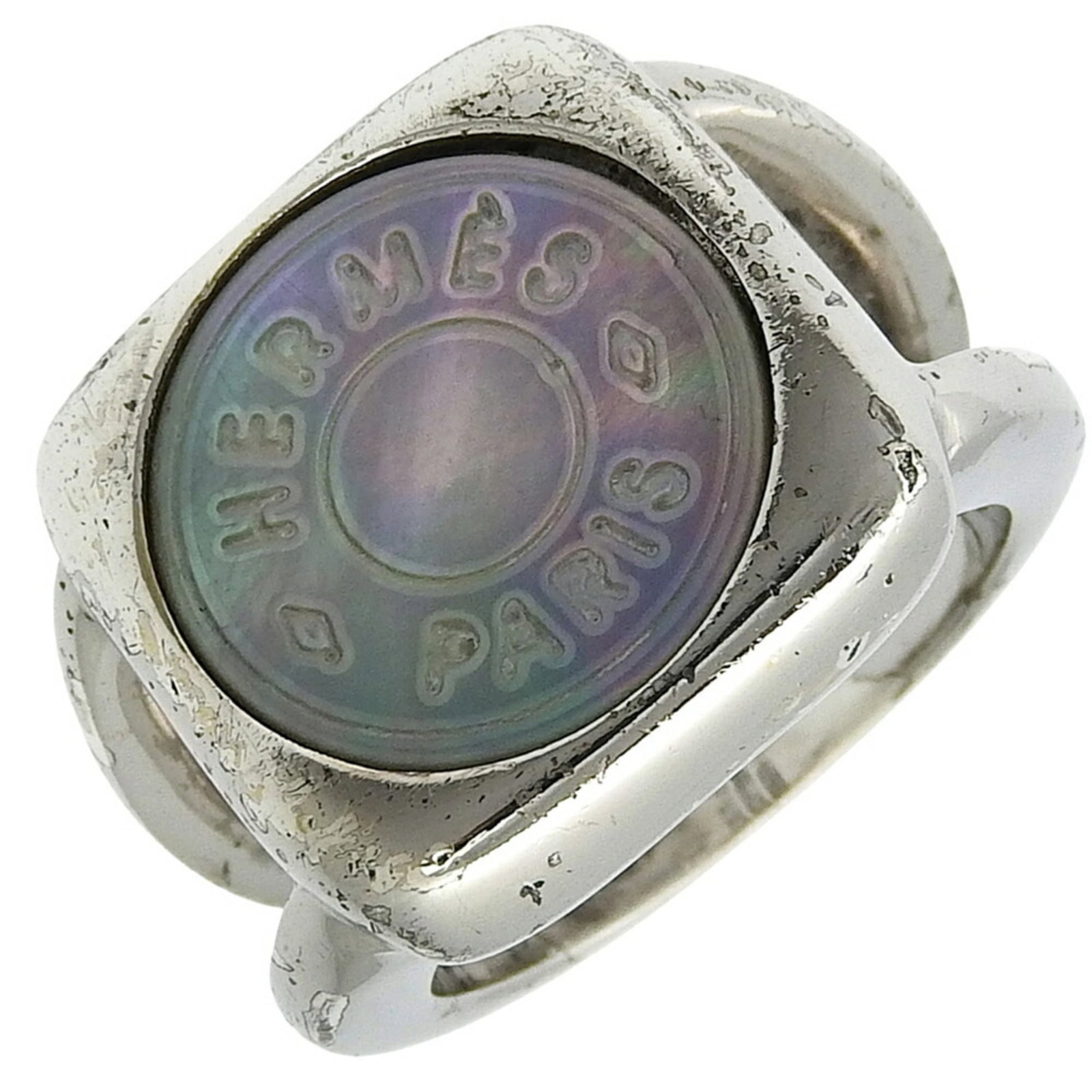 Ring Band Hermes: Ring Band Hermes Silver Shell Ring Band from Hermes, with an inner diameter of 16.40mm and a weight of 10.4g, features a subtle shell stone. The band has traces of usage and minor damages, but remains