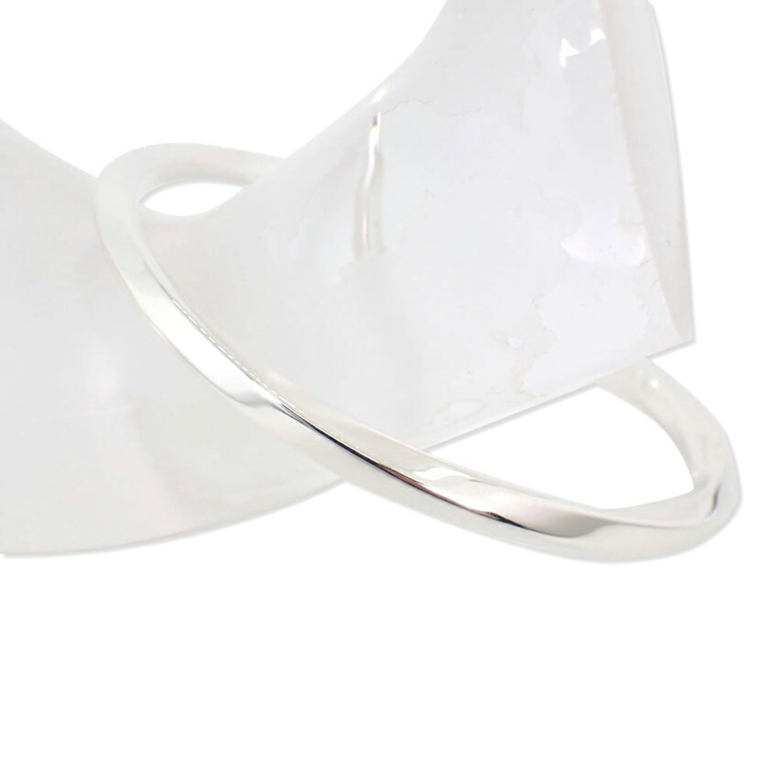 Tiffany Bangle Sterling Silver 925: Tiffany Bangle Sterling Silver 925 Sterling Silver 925 Tiffany Bangle - Like New Condition, Minimal Signs of Use. This beautifully crafted bangle boasts the iconic Tiffany brand and is made from high-