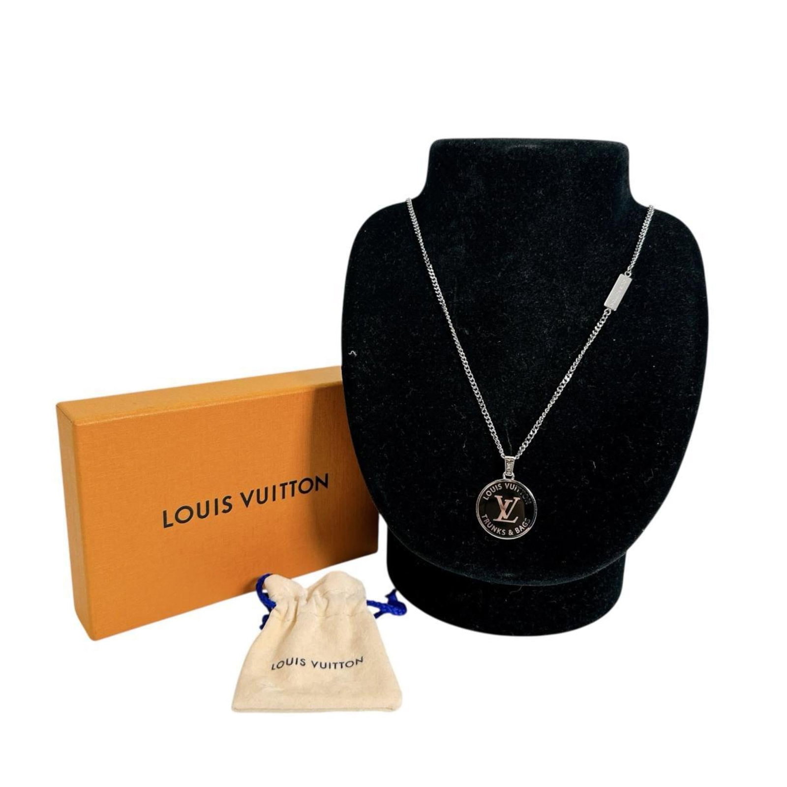 M00911 Louis Vuitton Lv Brass Silver Accessory Necklace Award Collier: M00911 Louis Vuitton Lv Brass Silver Accessory Necklace Award Collier Silver Louis Vuitton Lv Brass Accessory Necklace Award Collier features a 22mm x 22mm brass pendant with a silver finish, suspende
