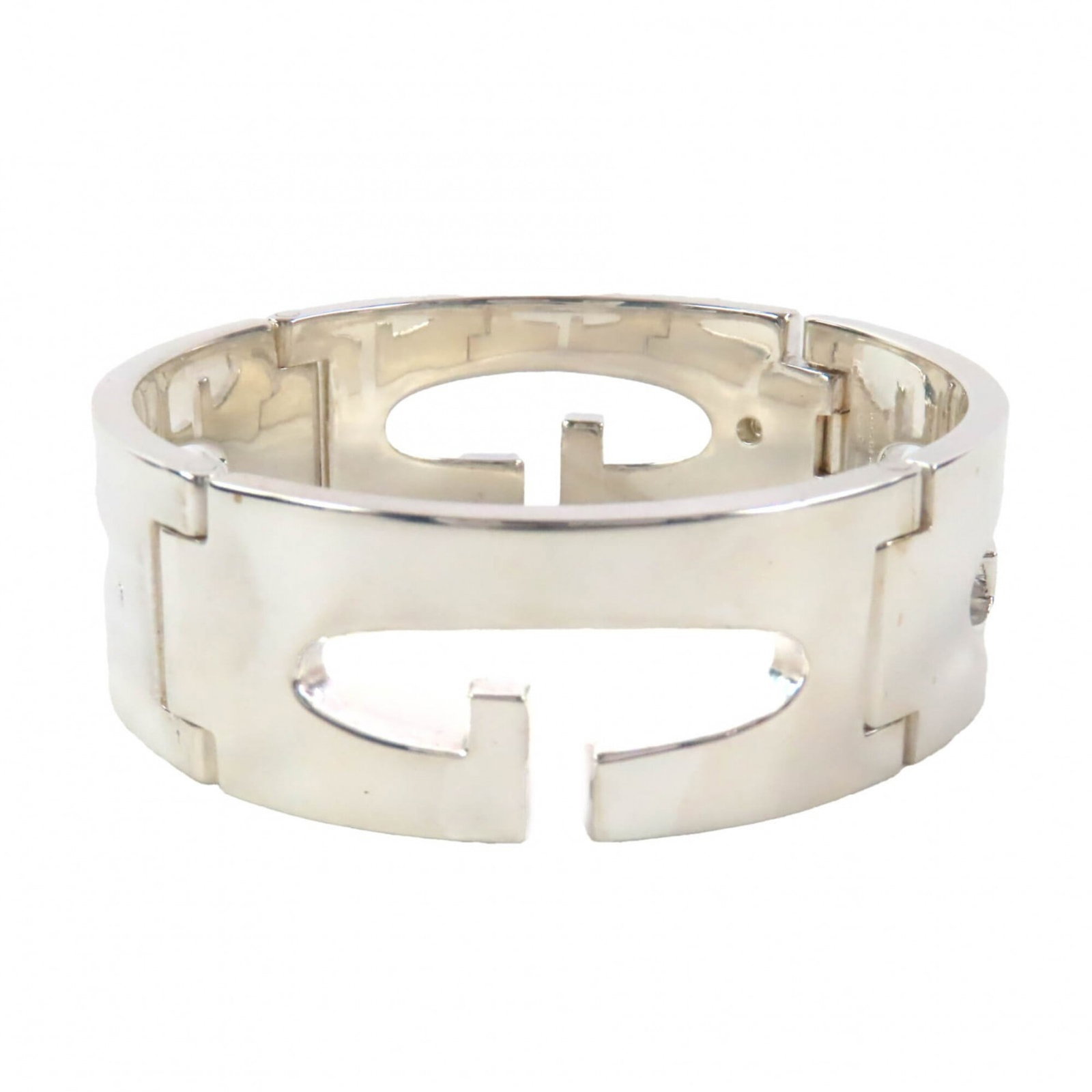 Gucci Charm Bracelet Silver 925: Gucci Charm Bracelet Silver 925 Silver 925 charm bracelet from Gucci, featuring a sleek silver chain with a subtle sheen. The delicate design measures 17cm in length and 2cm in width, making it a