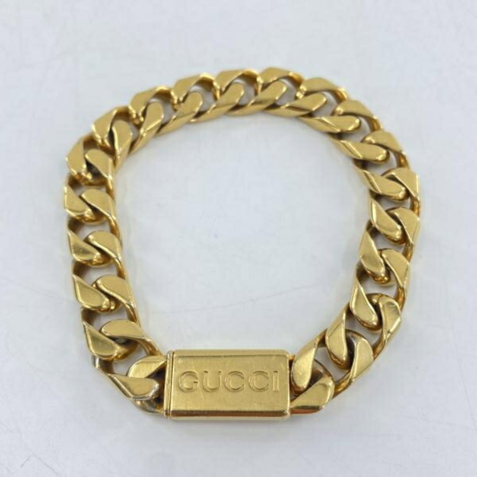 Gucci Charm Bracelet: Gucci Charm Bracelet This Gucci charm bracelet boasts a sleek gold finish and measures 20cm in length, making it a stylish accessory for everyday wear. With its classic design and subtle charm