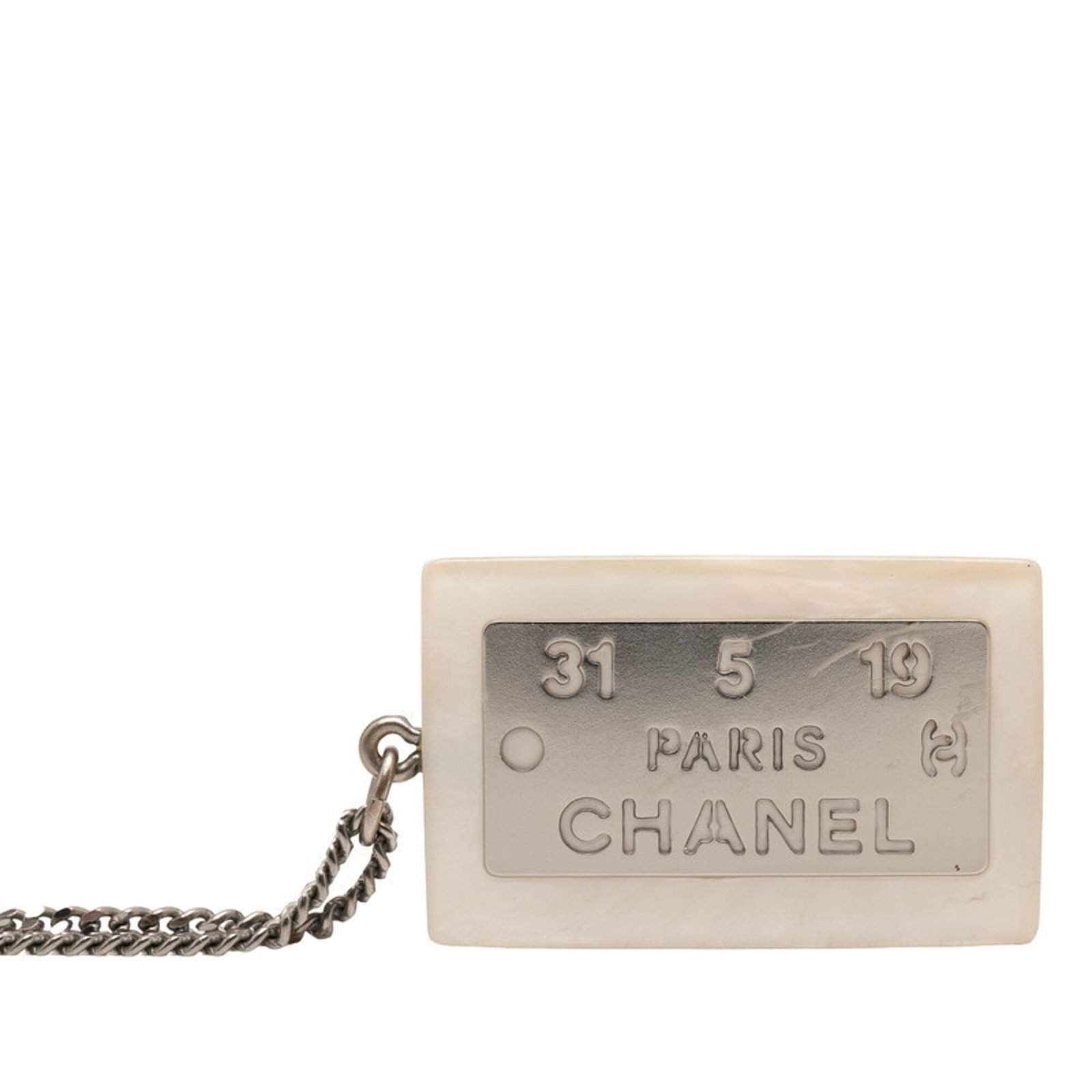 Silver White Women's Necklace Plate Chanel: Silver White Women's Necklace Plate Chanel The Silver White Women's Necklace Plate Chanel features a striking white metal design, bearing the iconic brand name. This used necklace has some traces of