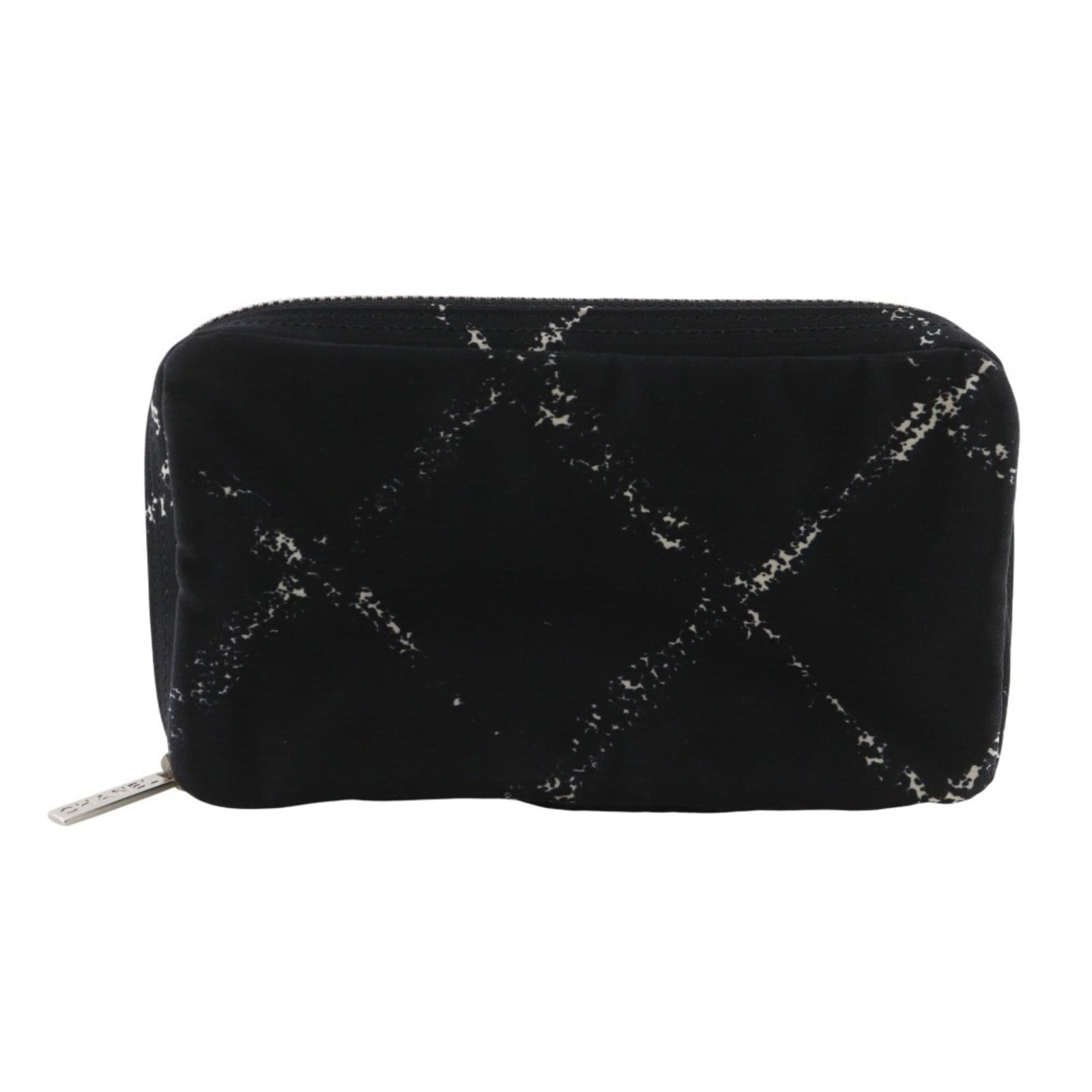 Nylon Case Chanel Jewelry: Nylon Case Chanel Jewelry Black nylon case with zipper closure, designed to store Chanel jewelry. The case measures 9cm x 16cm x 4cm and weighs approximately 90g. It has a few traces of usage and some