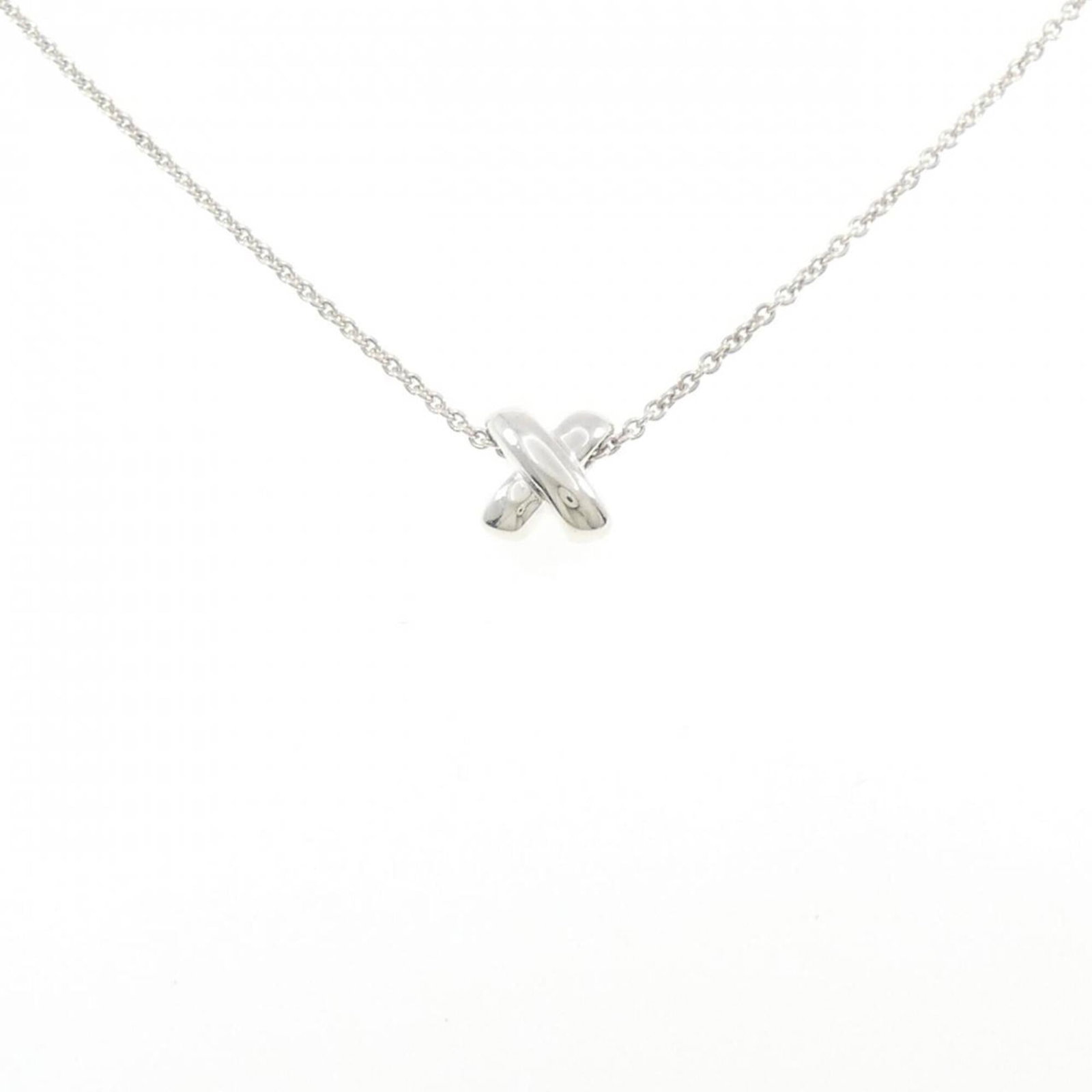 Tiffany & Co. 925 Necklace: Tiffany & Co. 925 Necklace Silver Tiffany & Co. necklace with a pendant bearing the brand's signature, made from high-quality silver (925 metal purity). This elegant piece features a classic design wi