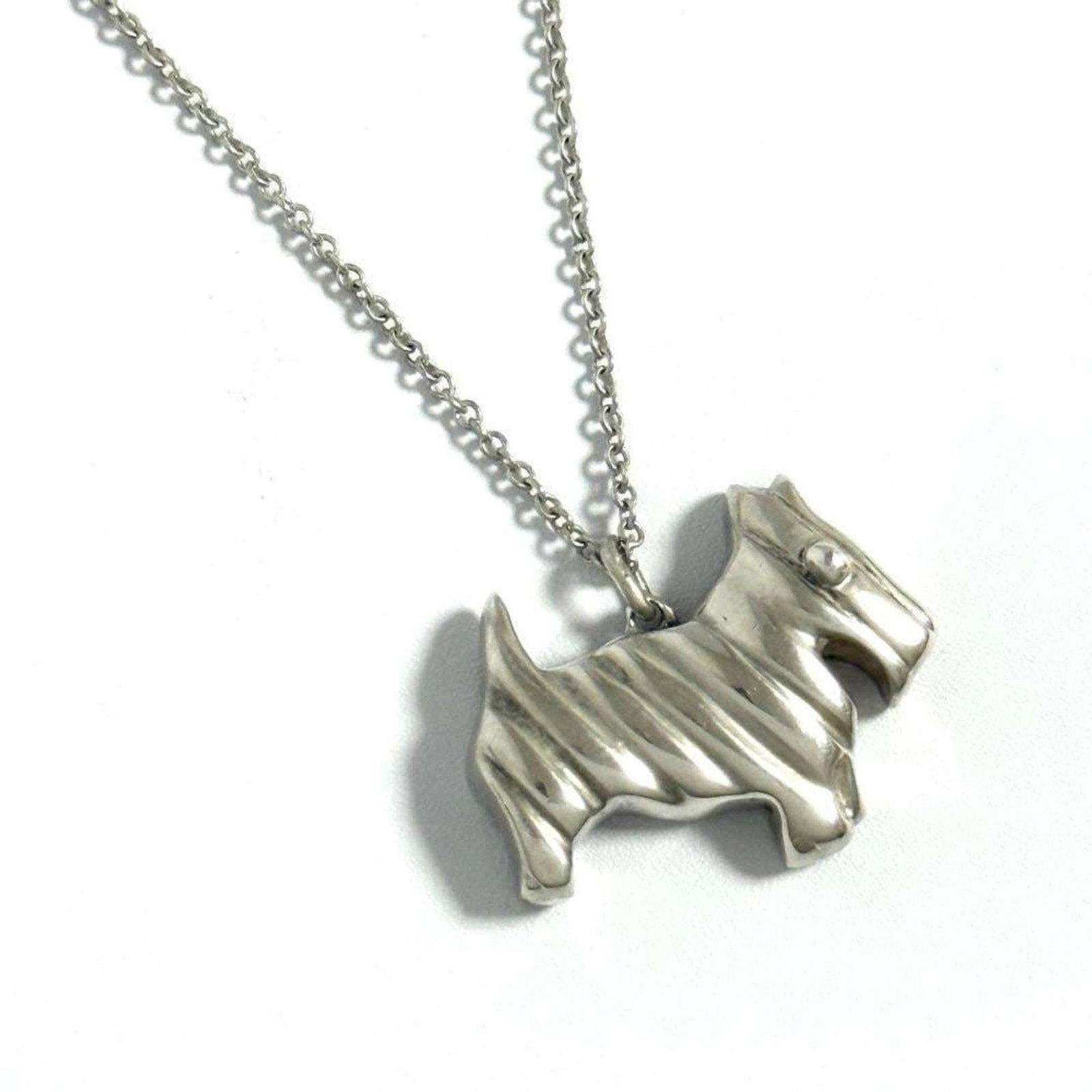 Women's Tiffany Necklace Pendant Dog: Women's Tiffany Necklace Pendant Dog This sterling silver Tiffany necklace features a beautiful pendant, showcasing the iconic brand's signature style. The necklace has a comfortable 40 cm circumferen