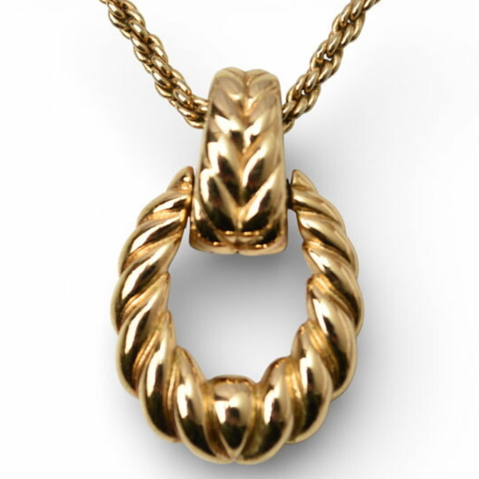 Gold Oval Twist Necklace Dior Christian: Gold Oval Twist Necklace Dior Christian Gold Oval Twist Necklace Dior Christian. This gold oval twist necklace features a pendant with dimensions of 28mm x 18mm, set against a chain with a circumferen
