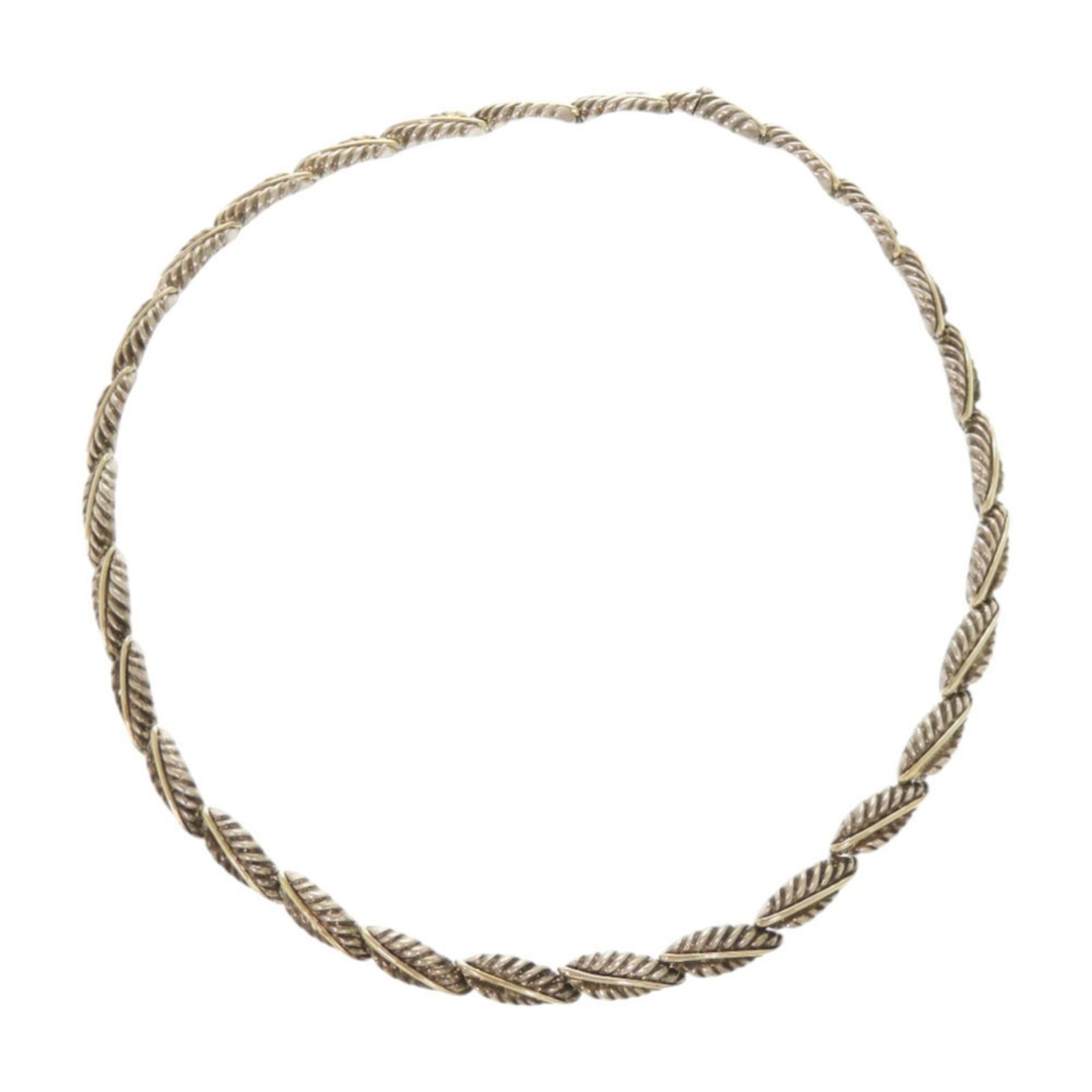 Sterling silver necklace 18k yellow gold and Tiffany Co. 925: Sterling silver necklace 18k yellow gold and Tiffany Co. 925 Sterling silver necklace with an 18k yellow gold accent from Tiffany Co. boasts a sleek design, combining the elegance of silver and the wa