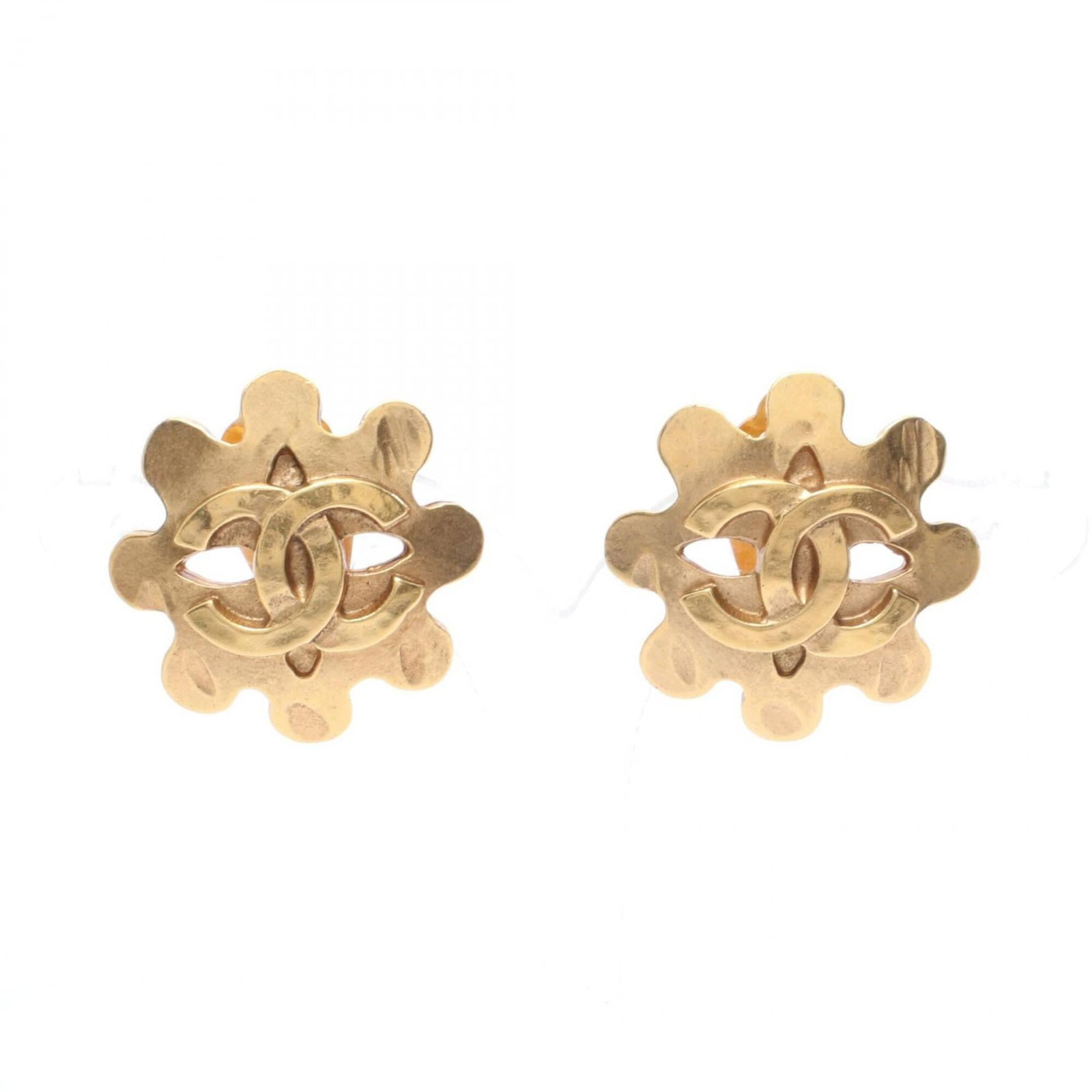 Clip earrings gold plating by Chanel: Clip earrings gold plating by Chanel Clip earrings in gold plating, a timeless design from the iconic French fashion house Chanel. Made with durable gold plating, these elegant earrings are a versatil