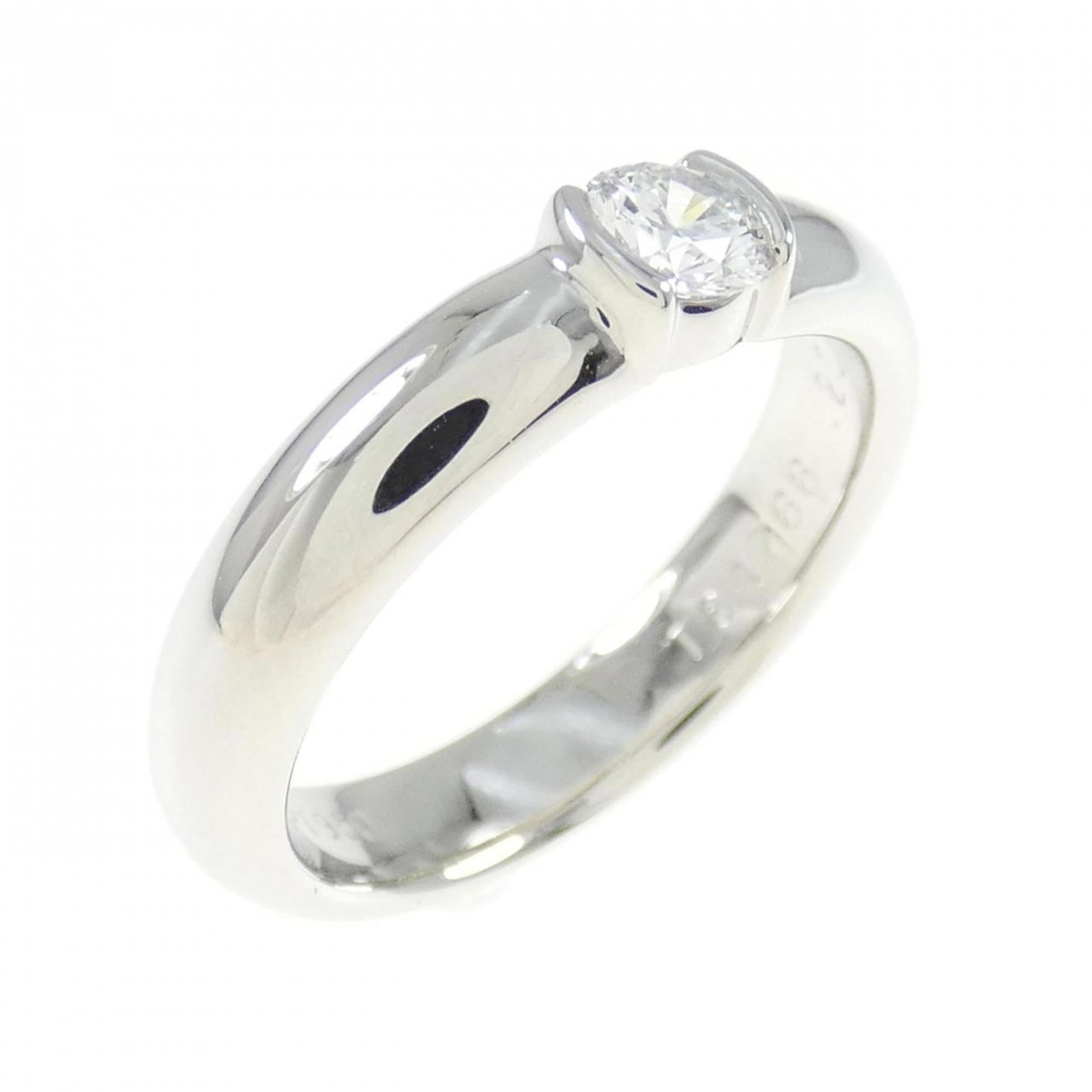 Tiffany band ring platinum: Tiffany band ring platinum Platinum band ring from Tiffany featuring a diamond stone, available in women's US size 5. The ring bears some signs of usage, including minor scratches and dirt, but remain