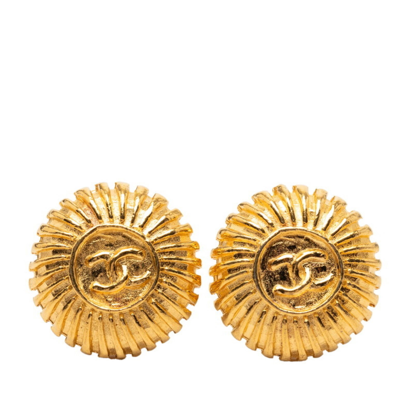 Clip earrings gold plating by Chanel: Clip earrings gold plating by Chanel Clip earrings with gold plating by Chanel, featuring a classic design. The item bears traces of usage and minor scratches/dirt, but remains in good condition overa