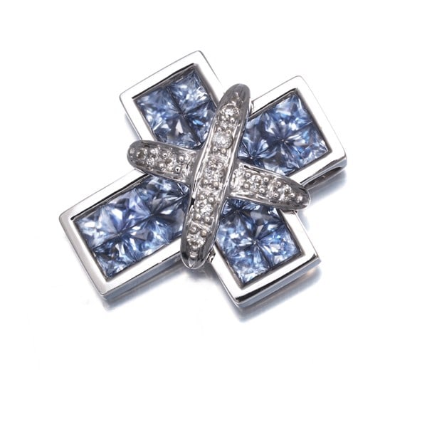 Les Essentielles Pendant Sapphire Diamond Cross 18K 750 White Gold: Les Essentielles Pendant Sapphire Diamond Cross 18K 750 White Gold 18k White Gold Cross Pendant featuring a stunning Sapphire Diamond. This elegant pendant showcases a natural sapphire stone, set in 1