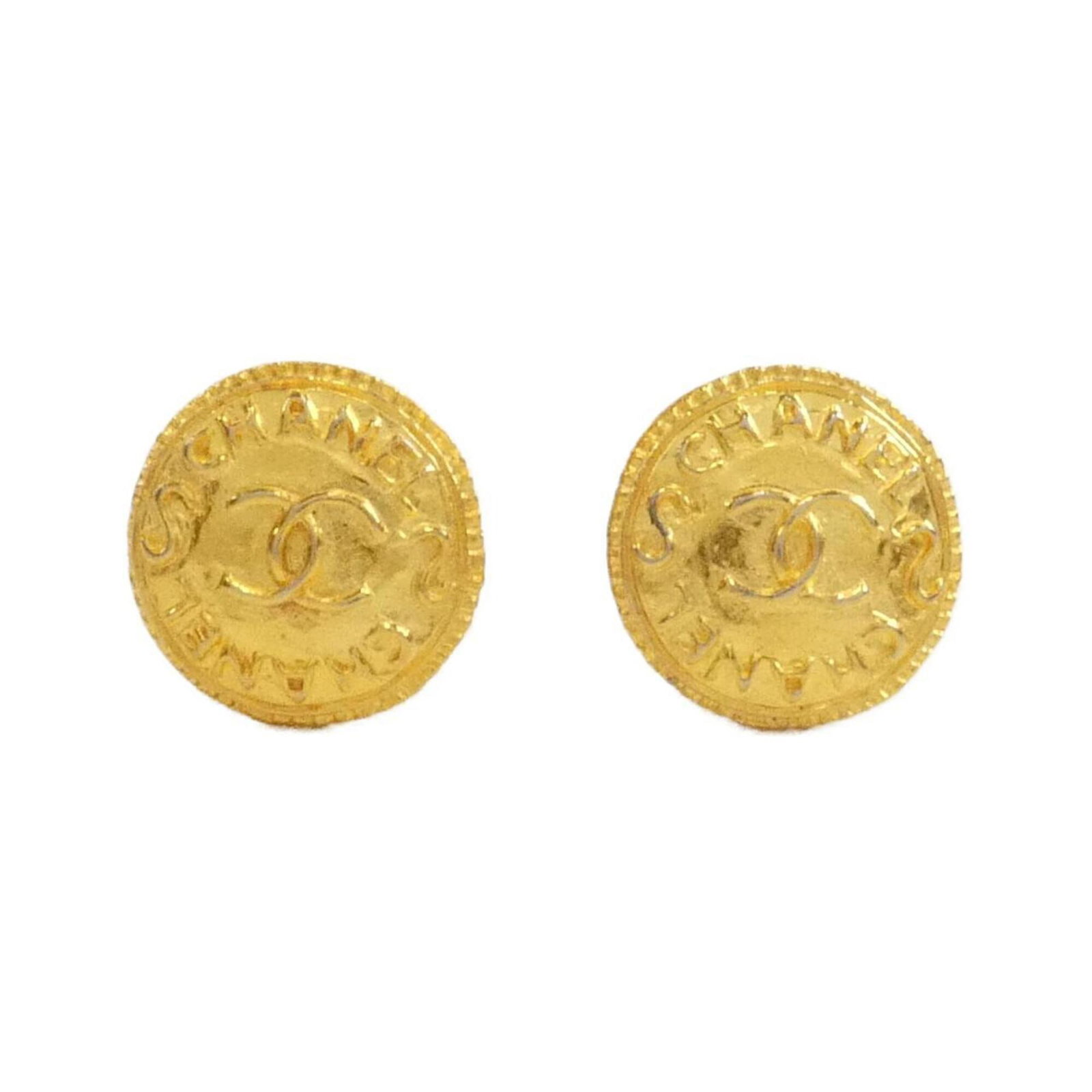 Chanel Clip Earrings: Chanel Clip Earrings Clip earrings in gold, bearing the iconic Chanel design. The 25mm x 25mm size provides a subtle yet elegant touch to any outfit. With traces of usage and minor damages visible, th