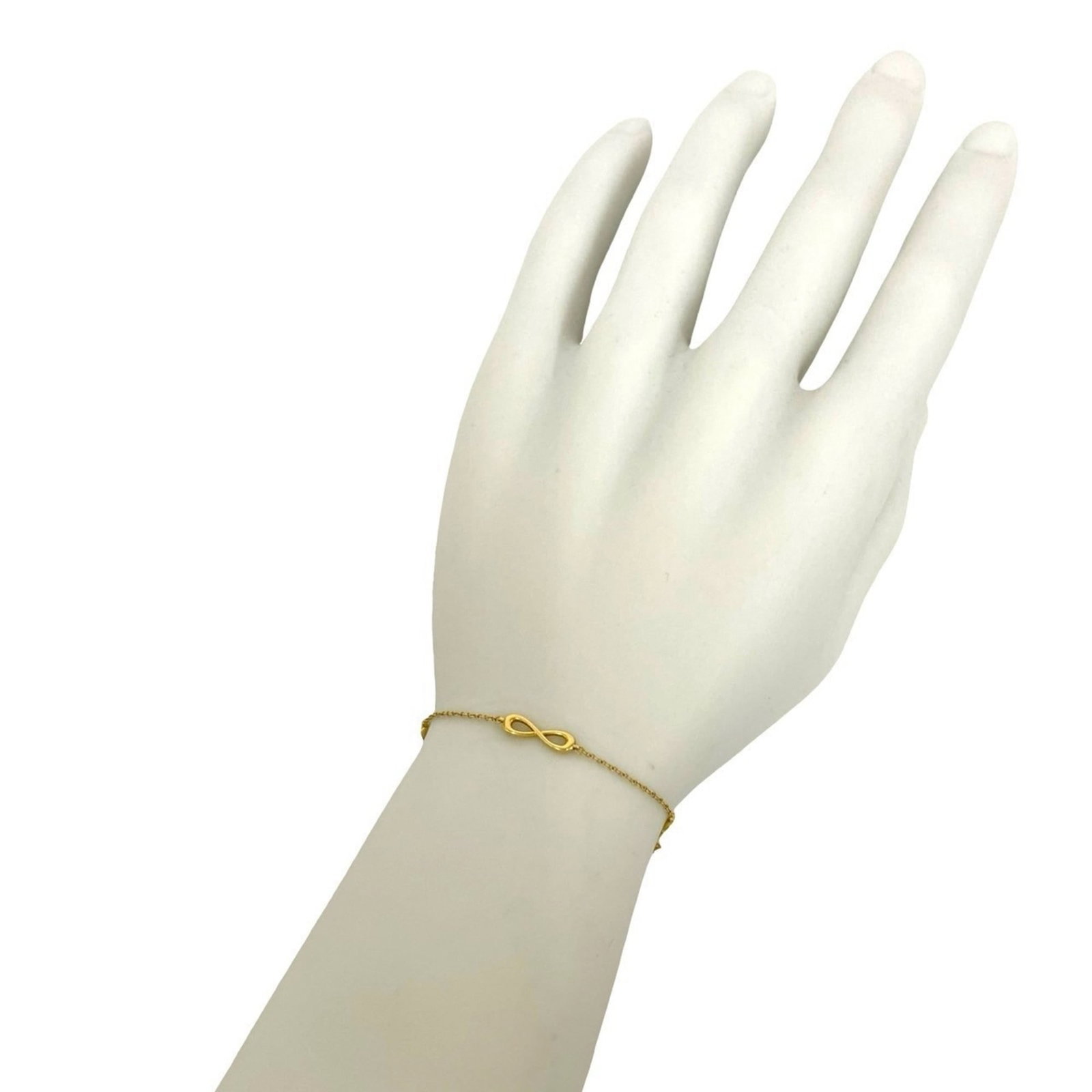 Gold Charm Bracelet Tiffany: Gold Charm Bracelet Tiffany Gold Charm Bracelet Tiffany features 18K gold construction with visible signs of use, scratches, and dirt. The length of the bracelet is 17.5cm / 6.88''. This charm bracele