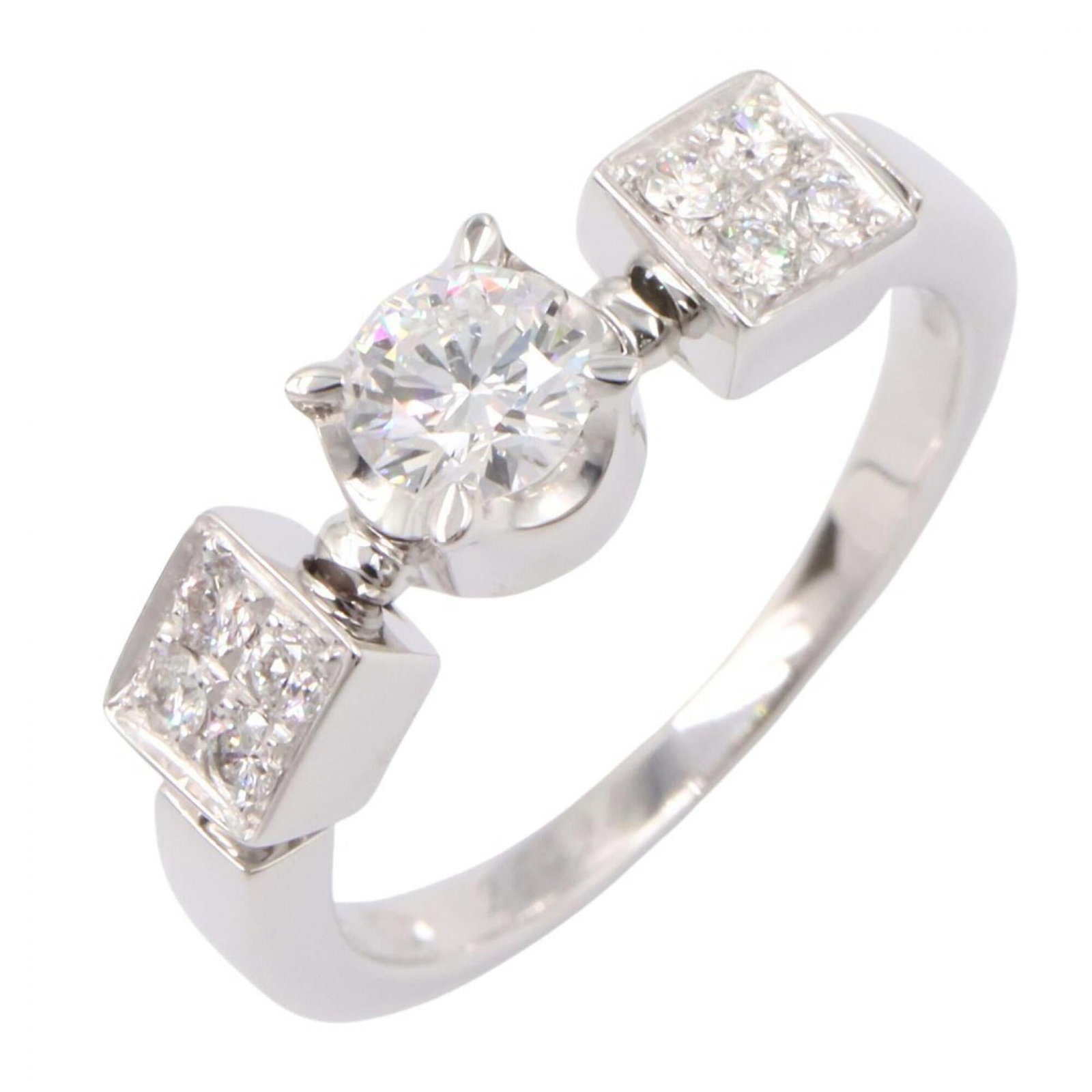 Bvlgari Band Ring White Gold (18K): Bvlgari Band Ring White Gold (18K) This Bvlgari Band Ring in White Gold (18K) features a sleek, clear design with a touch of silver. Made from high-quality white gold, the ring boasts a classic style 