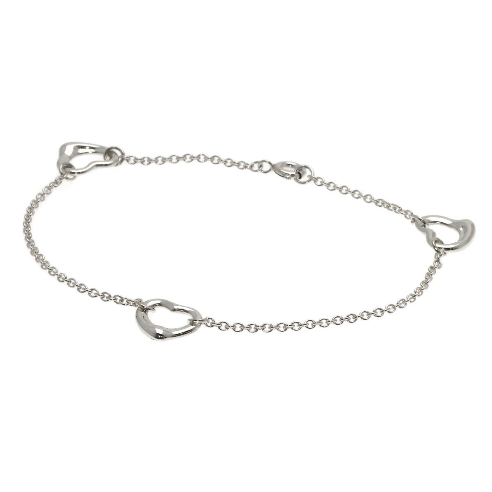 Charm bracelet silver of Tiffany: Charm bracelet silver of Tiffany Silver Tiffany charm bracelet, featuring a delicate design with subtle scratches and minor dirt marks, showcasing its well-worn character. Measuring 18cm in length,