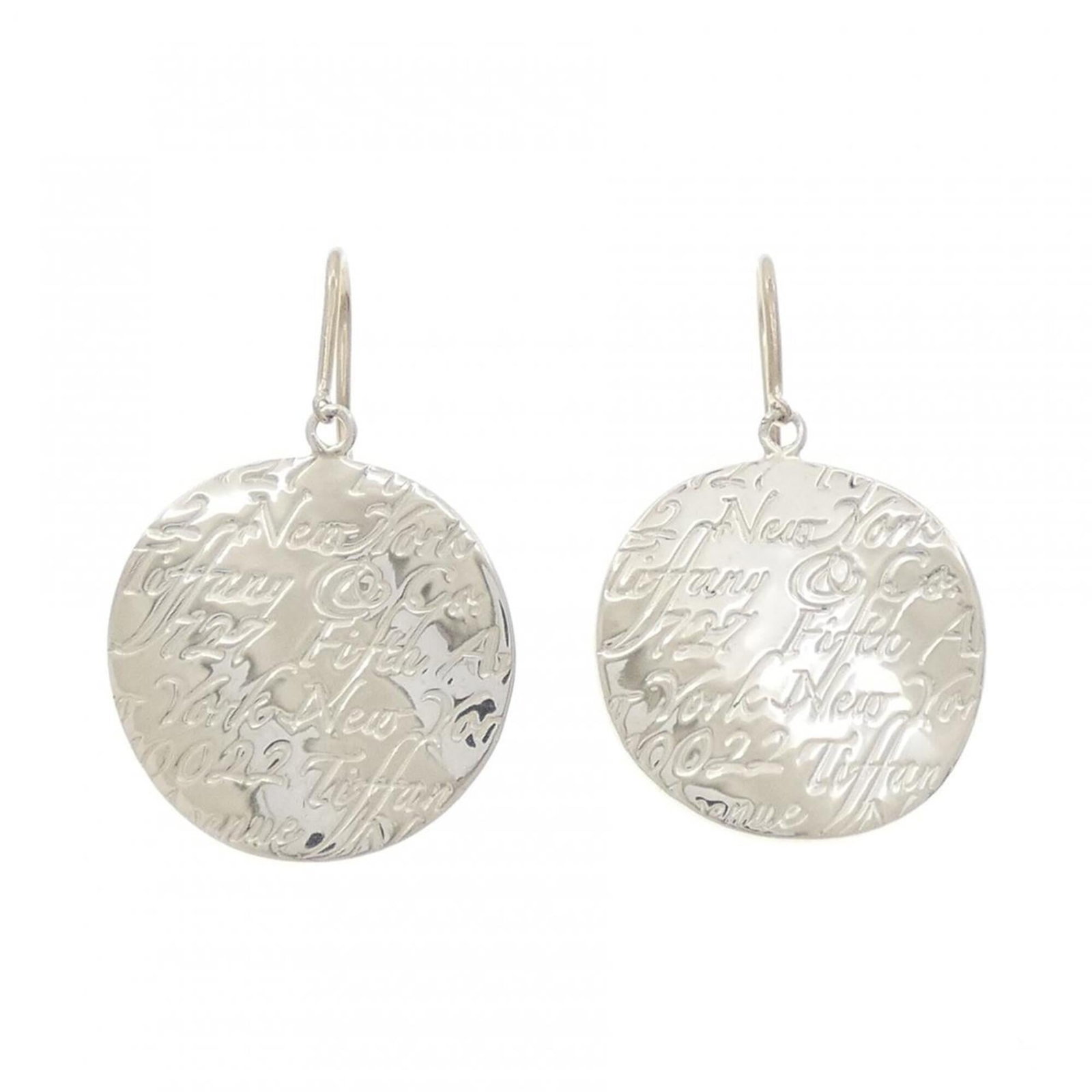 Silver 925 stud earrings by Tiffany: Silver 925 stud earrings by Tiffany Silver 925 stud earrings by Tiffany. Made from high-quality silver, these classic stud earrings are a timeless choice for everyday wear. With their understated eleg