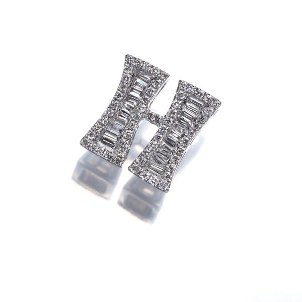 Diamond 0.30Ct Initial Alphabet H Pendant 18K 750 White Gold: Diamond 0.30Ct Initial Alphabet H Pendant 18K 750 White Gold 18k white gold pendant features a natural diamond weighing 0.30 carats, set in an initial alphabet H design. The pendant showcases the