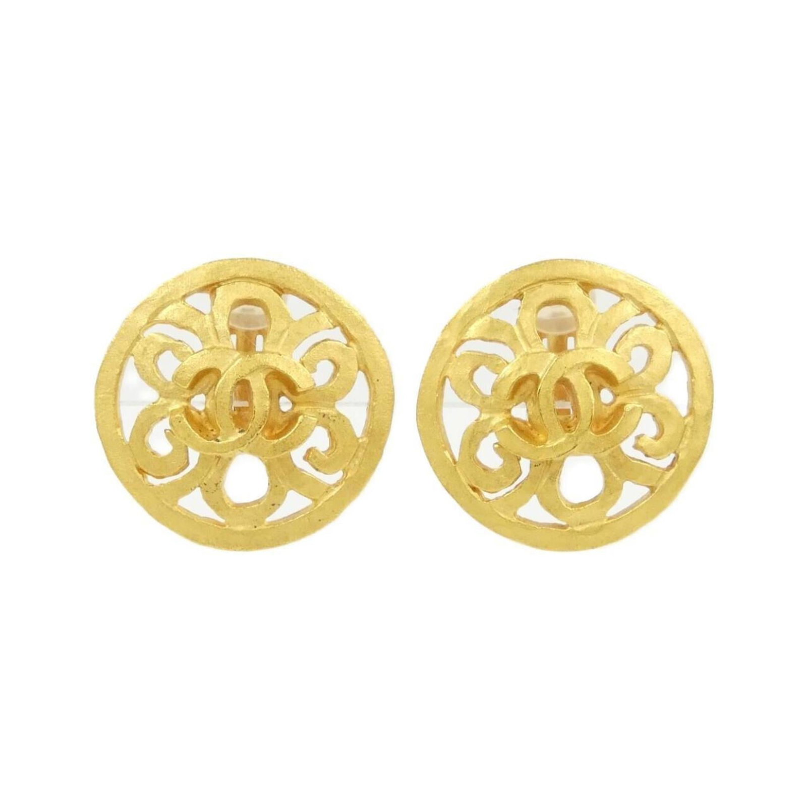 Chanel Clip Earrings: Chanel Clip Earrings Gold clip earrings from the iconic Chanel brand, featuring a sleek and timeless design. With a few traces of usage visible, these earrings still exude their luxurious charm,