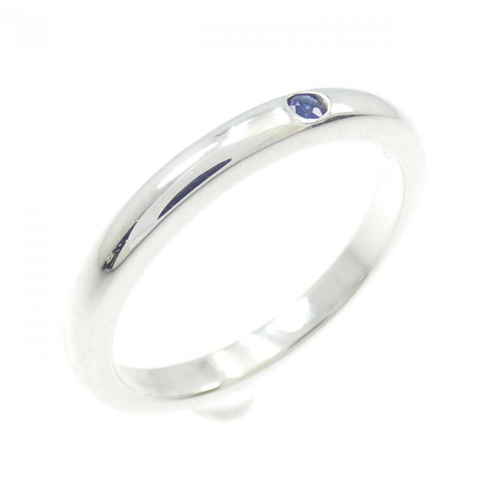 Tiffany Band Ring Silver 925: Tiffany Band Ring Silver 925 Silver 925 Tiffany band ring with a beautiful sapphire stone, featuring the iconic Tiffany brand. This used (very good) ring has some minor scratches and dirt, but