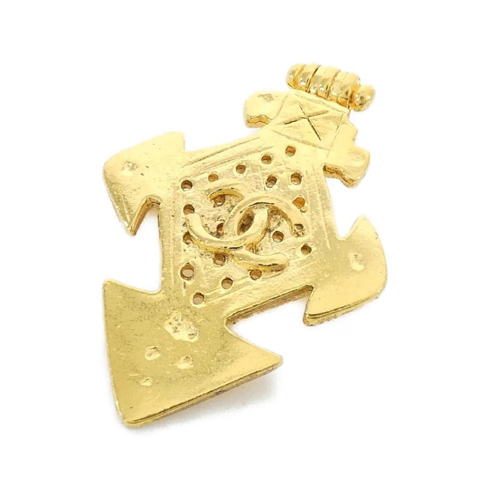 Chanel Brooch: Chanel Brooch This gold Chanel brooch boasts a timeless design, bearing subtle signs of use. With its 4.3cm x 3.2cm dimensions and slight scratches, it presents a worn yet endearing quality. A few