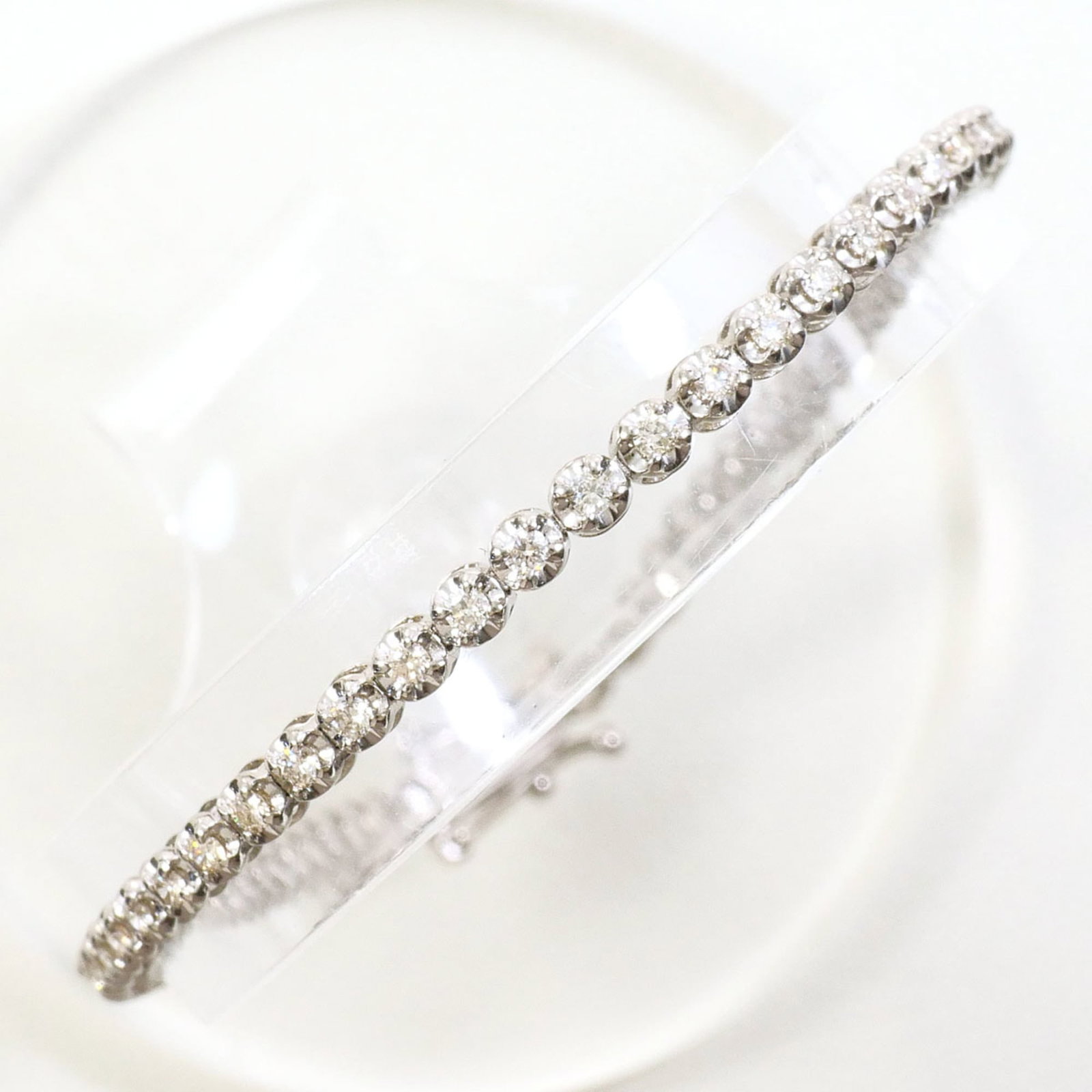 Unbranded Charm Bracelet White Gold (18K): Unbranded Charm Bracelet White Gold (18K) 18K white gold charm bracelet with a diamond accent, measuring 17.5cm in length and weighing 5.3g. This beautifully crafted piece features a subtle shine