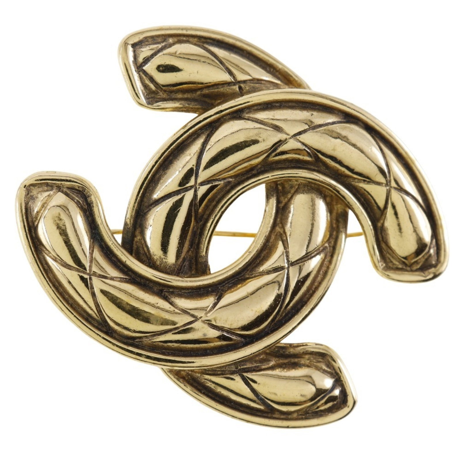 Metal brooch by Chanel: Metal brooch by Chanel Gold metal brooch by renowned fashion house Chanel, featuring an impressive size and weight. This used brooch showcases traces of usage with minor damages and dirt, still in acc