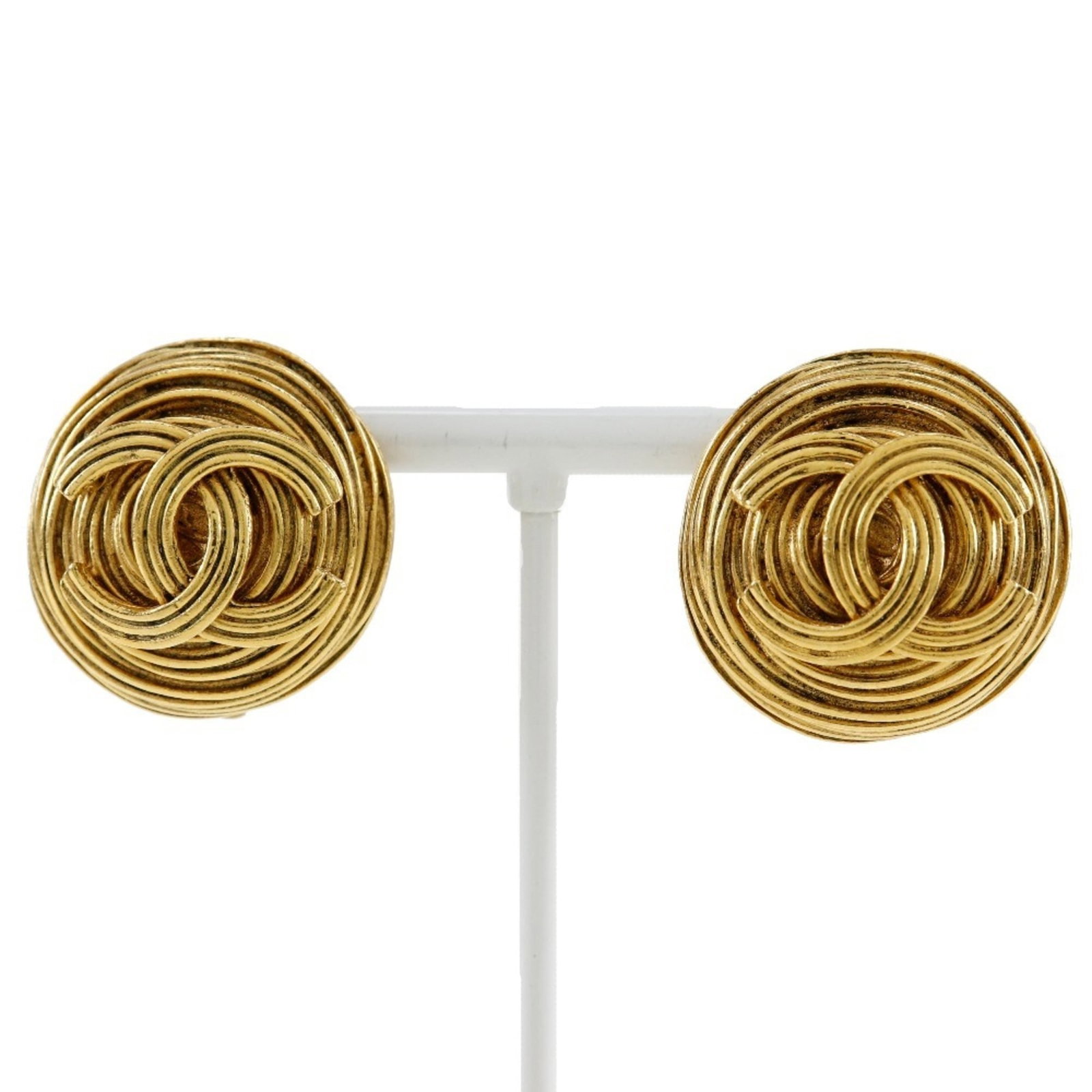 Chanel Clip Earrings: Chanel Clip Earrings Gold clip earrings from Chanel, measuring 27.00mm x 27.00mm and weighing 26g. These used earrings showcase traces of usage with minor damages and dirt, still in acceptable conditi