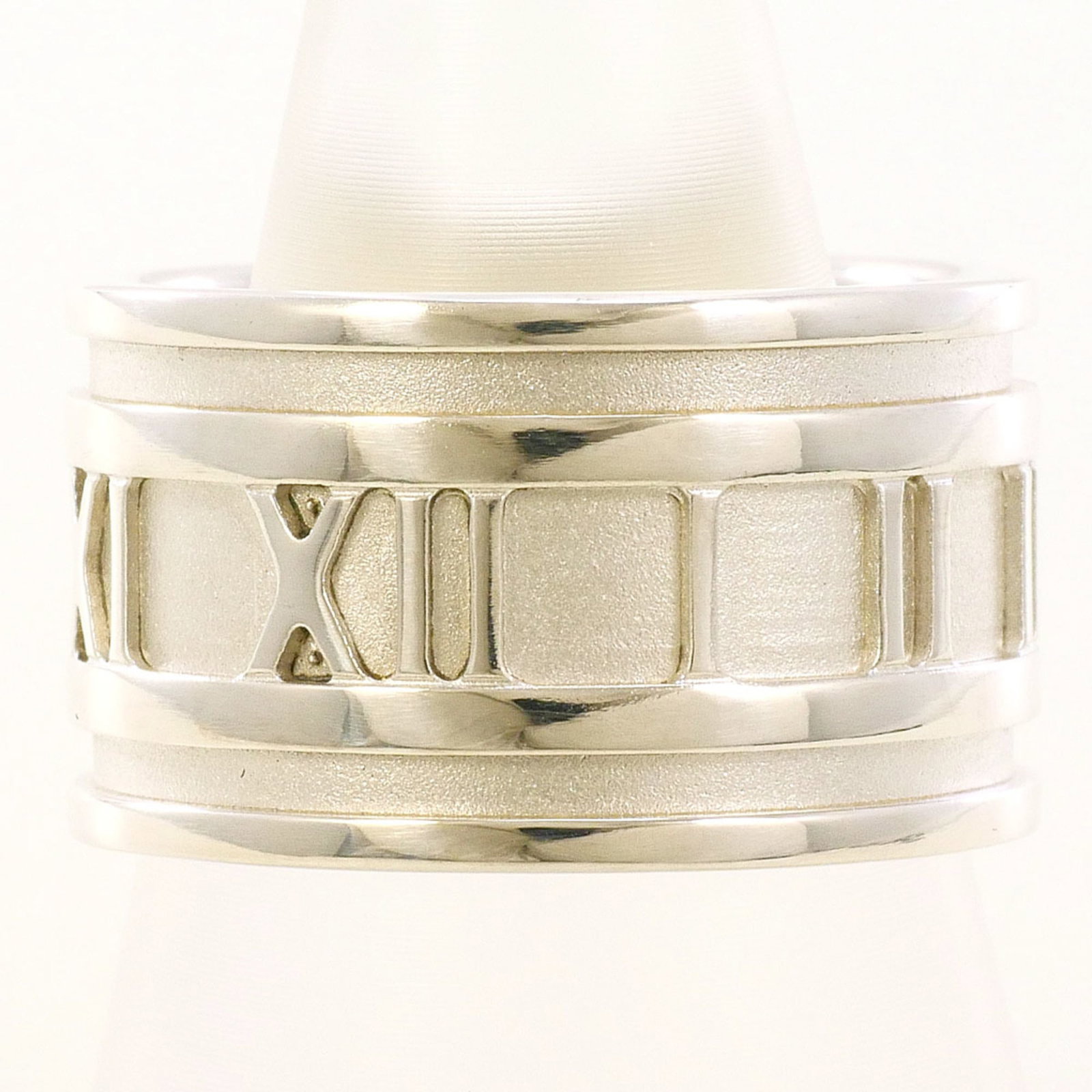 Tiffany Band Ring Silver 925: Tiffany Band Ring Silver 925 Silver 925 band ring from Tiffany, featuring a classic design. This used item has hardly any traces of usage and is in like new condition, making it a great option for tho