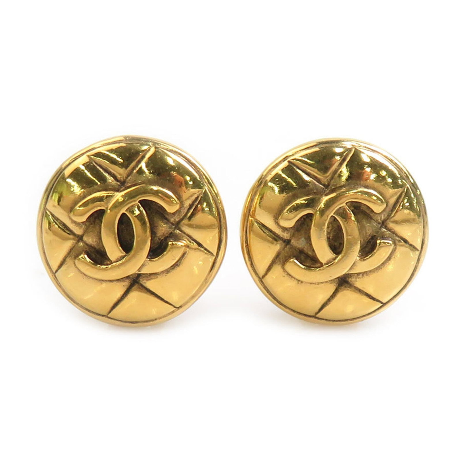 Clip earrings metal by Chanel: Clip earrings metal by Chanel Gold clip earrings by Chanel, bearing traces of usage and minor scratches. These metal earrings are in good condition despite showing signs of wear. The classic design