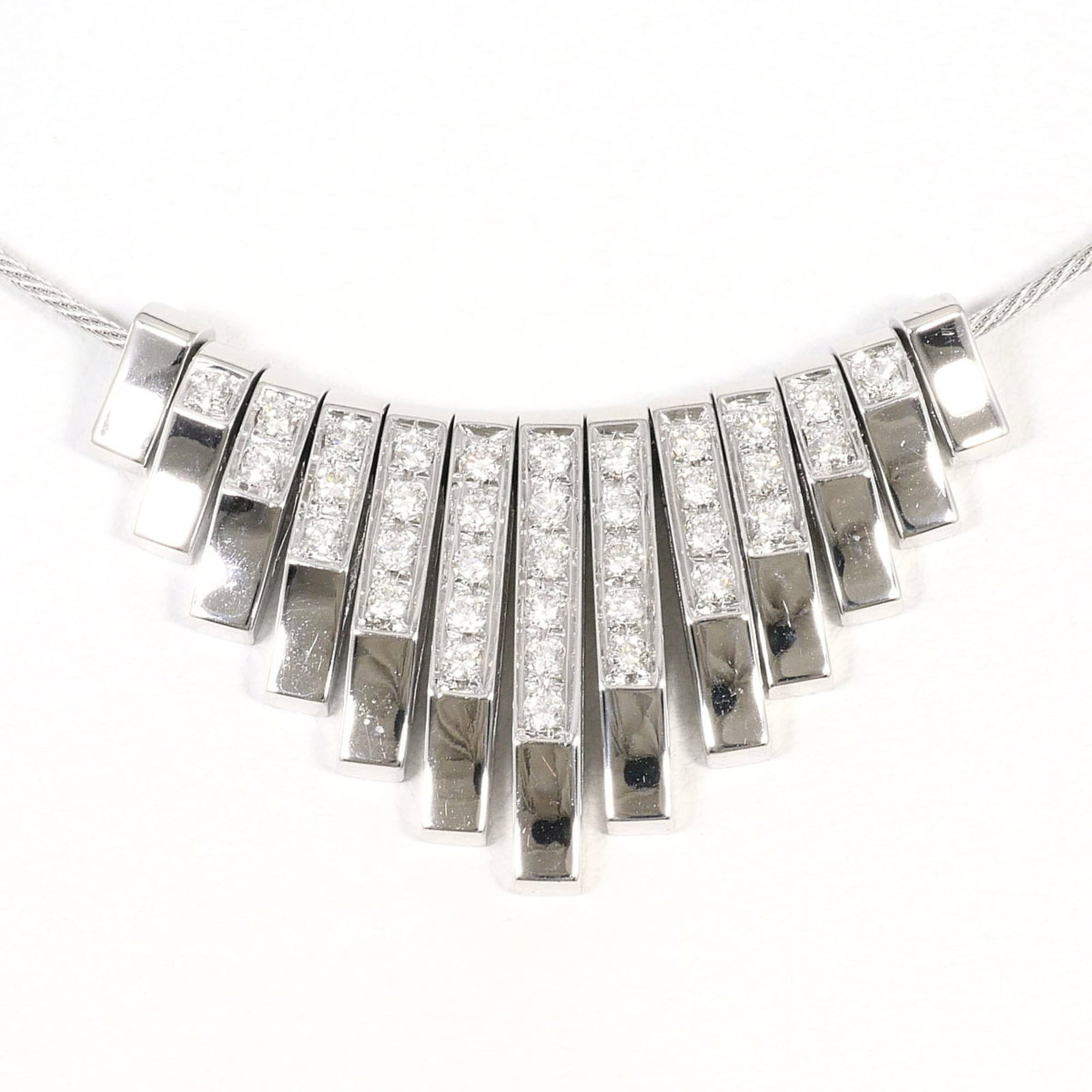 18K (18-Karat White Gold) Necklace With 0.74Ct Diamond Total Weight 17.9G 39Cm Length. Jewelry.: 18K (18-Karat White Gold) Necklace With 0.74Ct Diamond Total Weight 17.9G 39Cm Length. Jewelry. 18K white gold necklace with a total weight of 0.74 carats and a length of 39cm, featuring a diamond
