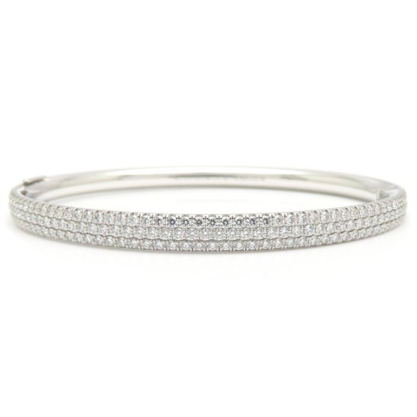 White Gold Bangle Tiffany 18K: White Gold Bangle Tiffany 18K White Gold Bangle Tiffany 18K - A Timeless Accessory. This 15cm white gold bangle, made from high-quality 18K material, bears a signature and is in very good condition wi