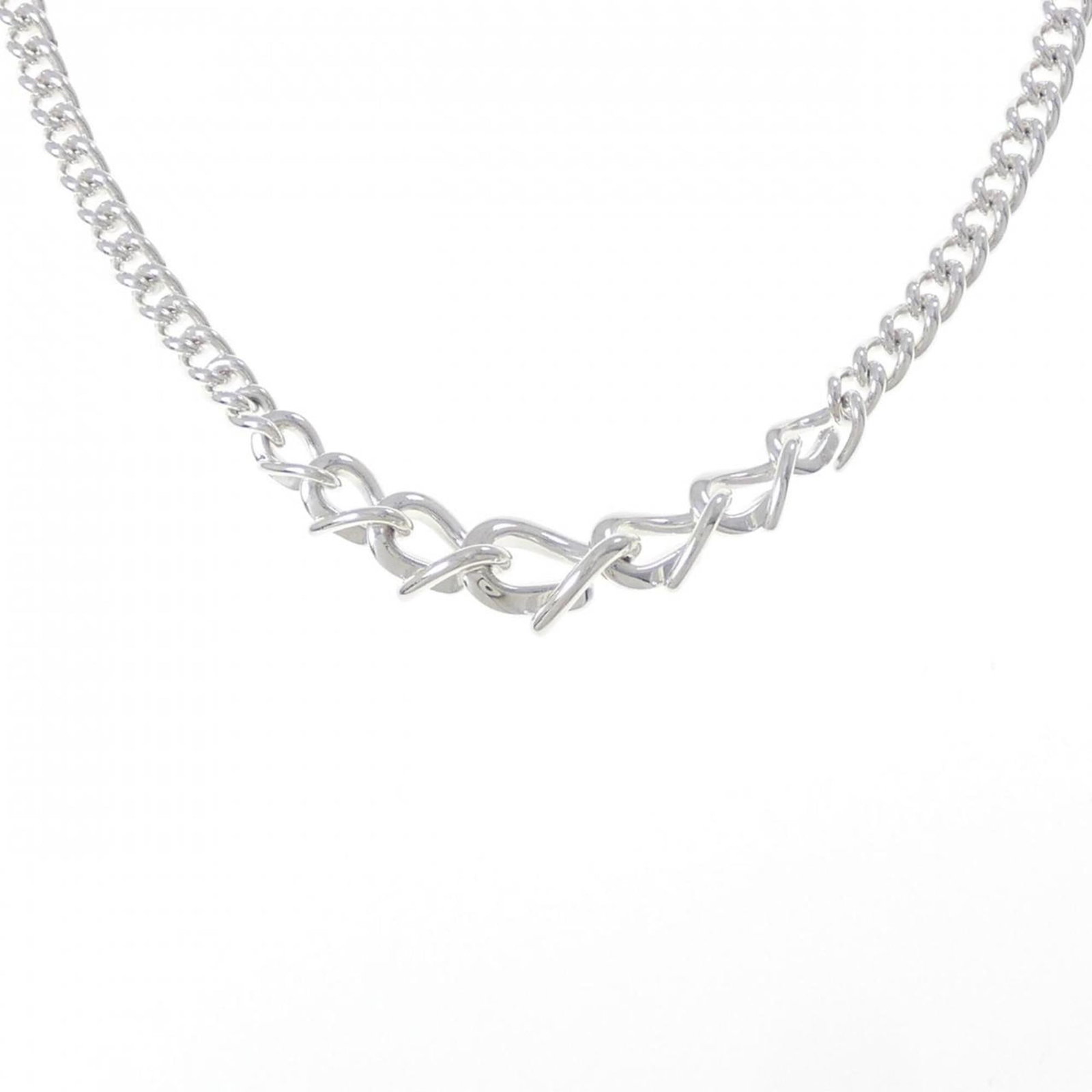 Forge Tiffany Necklace Graduated: Forge Tiffany Necklace Graduated Silver Tiffany Necklace Graduated in Excellent Condition. This 925 silver necklace features a beautiful graduated design, perfect for adding a touch of elegance to any