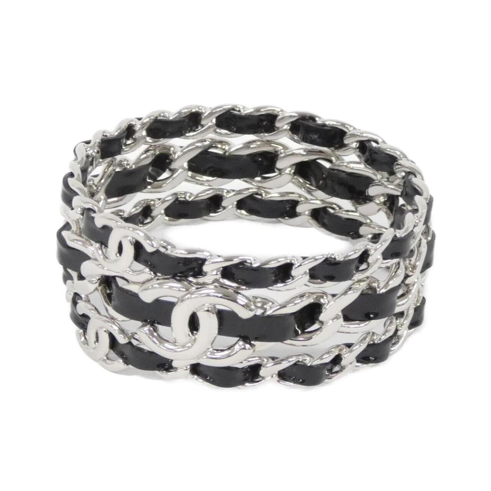 Enamel bangle Chanel: Enamel bangle Chanel Black enamel bangle from Chanel, measuring 19cm in length. This used item bears some minor scratches and dirt but remains in very good condition overall. A few traces of usage
