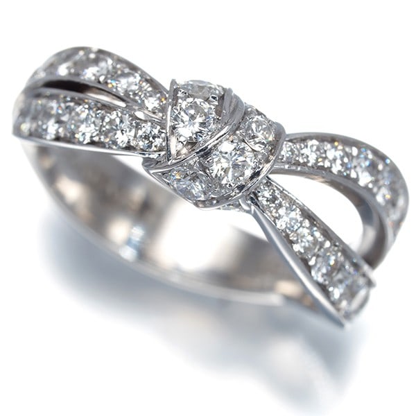 Liens Seduction Diamond White Gold 750 18K Eu50 Chaumet Ring: Liens Seduction Diamond White Gold 750 18K Eu50 Chaumet Ring Chaumet's Liens Seduction Diamond White Gold 750 18K ring boasts a stunning natural diamond set in 18k white gold, creating a timeless and