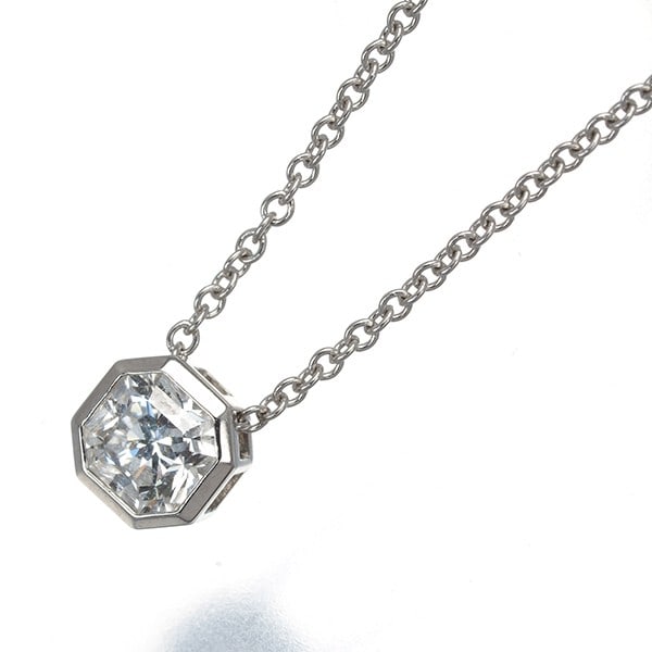Tiffany&Co. Necklace Diamond 0.4Ct Lucida Solitaire 950 Platinum: Tiffany&Co. Necklace Diamond 0.4Ct Lucida Solitaire 950 Platinum Tiffany & Co.'s Lucida Solitaire necklace showcases a stunning 0.4ct diamond set in 950 platinum, creating a sleek and sophisticated de