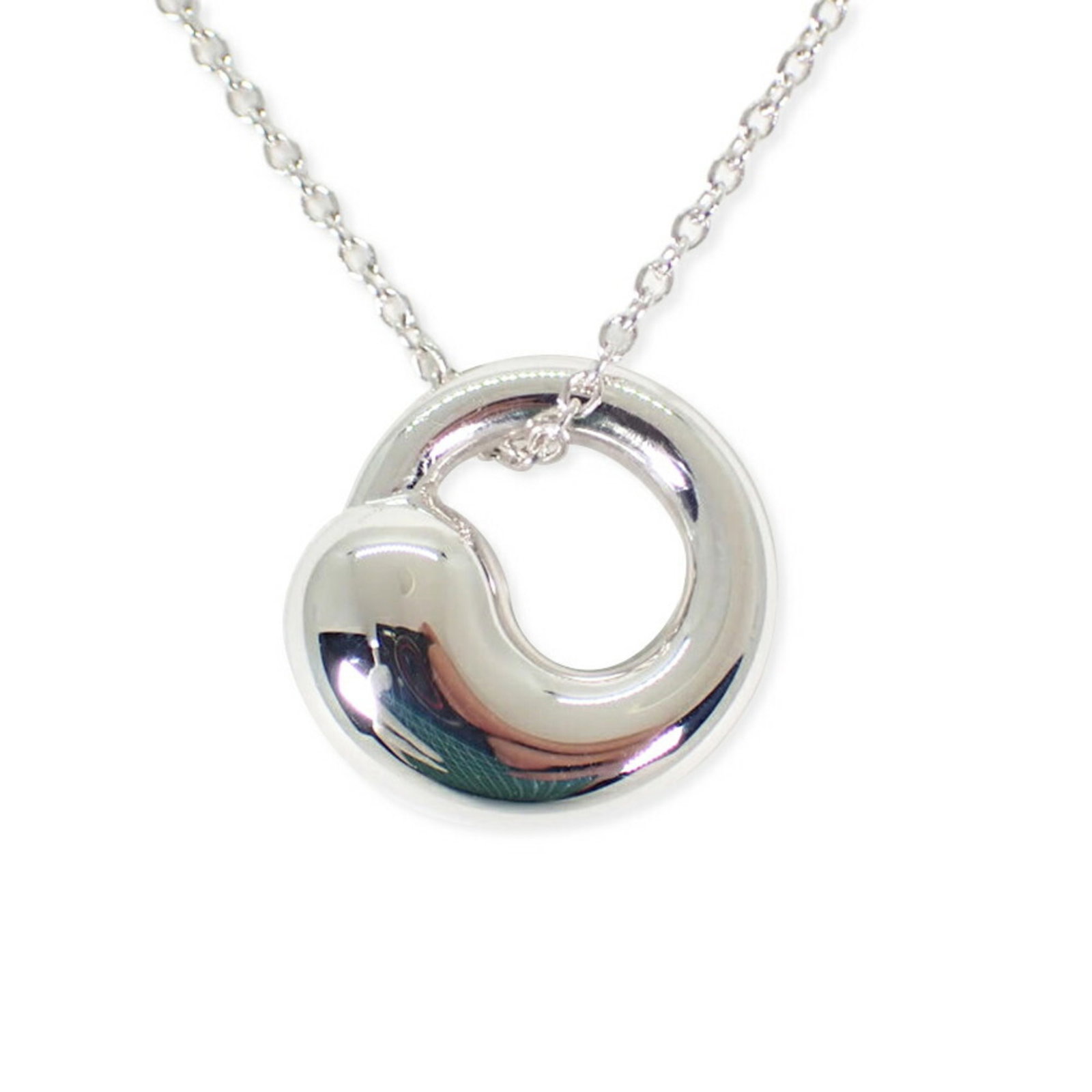 Tiffany 925 Eternal Circle Pendant Necklace J17-3: Tiffany 925 Eternal Circle Pendant Necklace J17-3 Sterling silver pendant necklace featuring the iconic Tiffany Eternal Circle design, crafted from 925 material. The necklace boasts a classic 43 cm