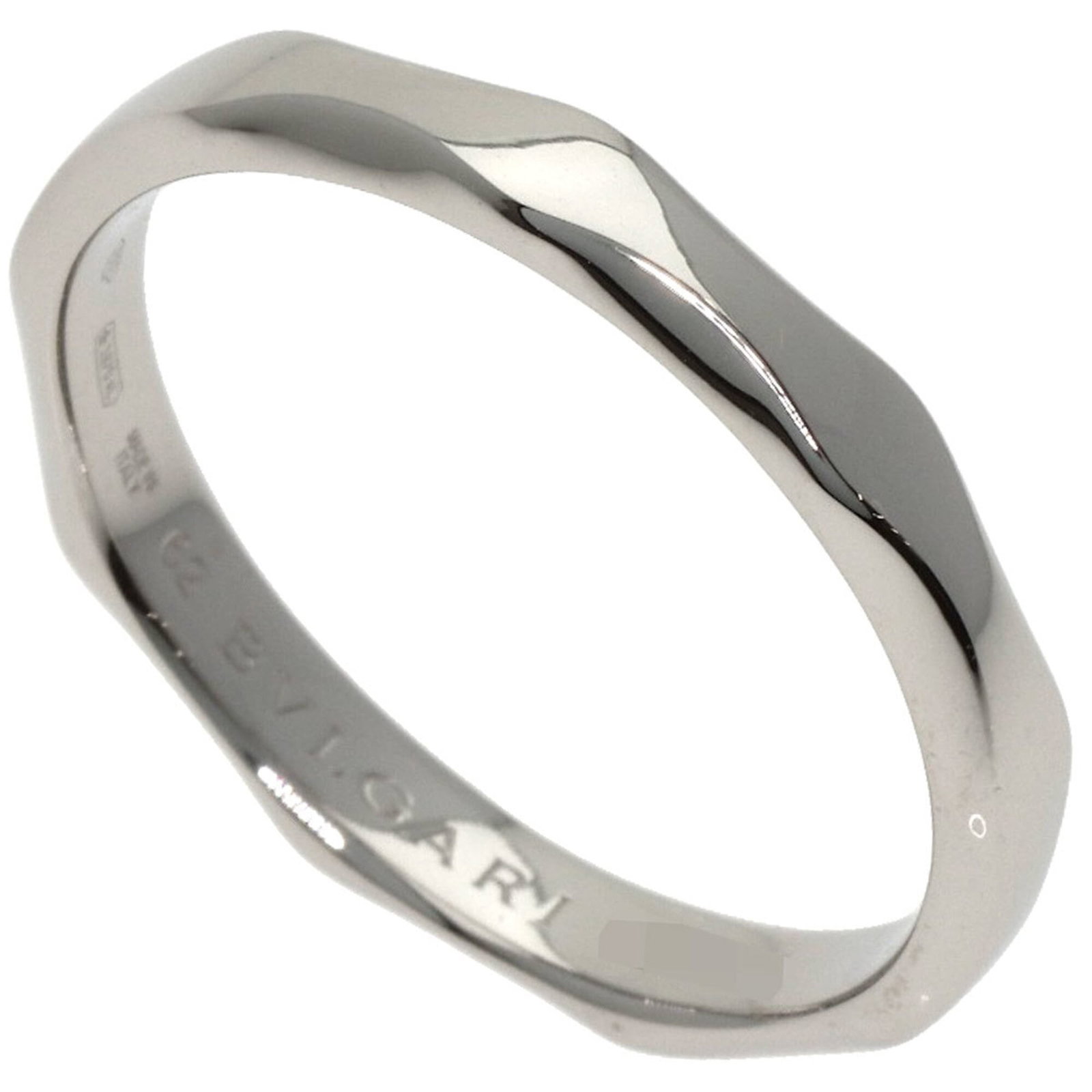 Ring in platinum 950 by Bvlgari: Ring in platinum 950 by Bvlgari Platinum 950 band ring from Bvlgari, available in a sleek platinum finish. This piece boasts a high-quality construction and features the iconic brand's signature