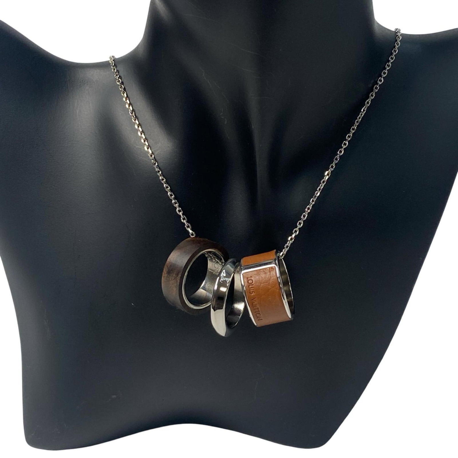 Louis Vuitton Women Ringneck Mp1502: Louis Vuitton Women Ringneck Mp1502 The Louis Vuitton Women Ringneck Mp1502 necklace boasts a unique combination of leather and metal craftsmanship, with a rich brown hue complemented by silver